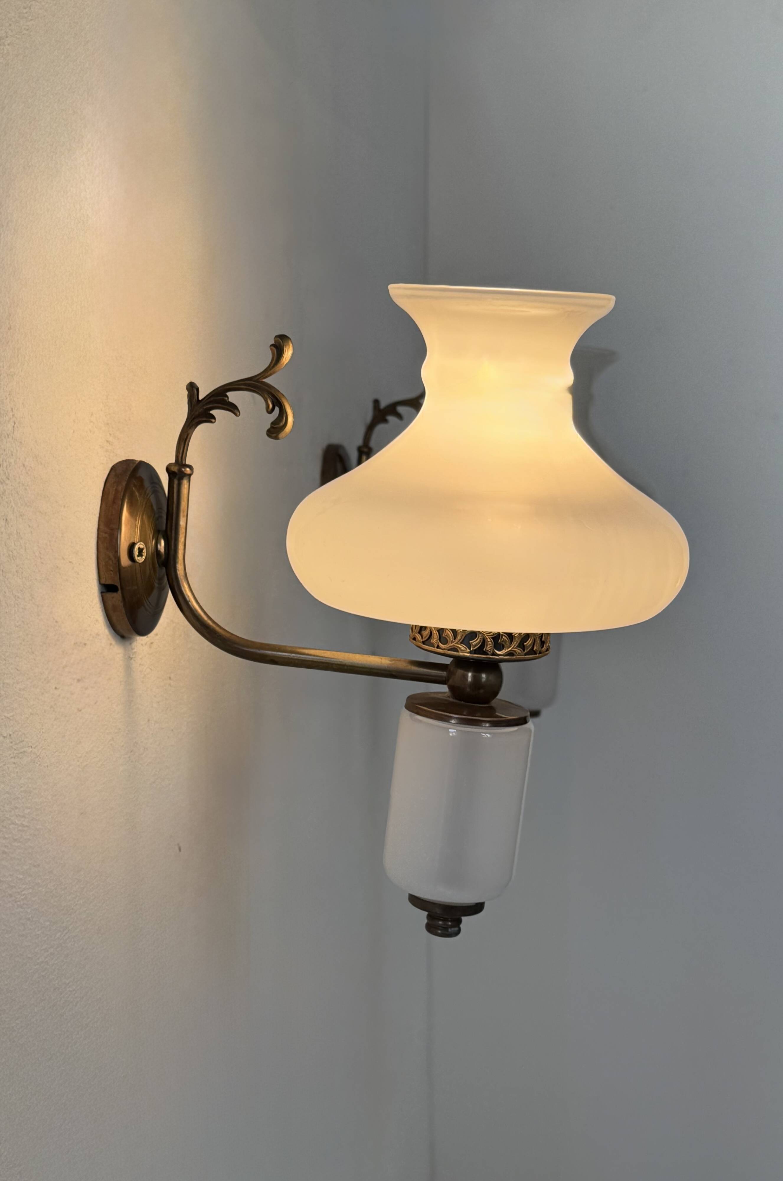 Paire d’applique vintage, opaline et laiton, France, 1970