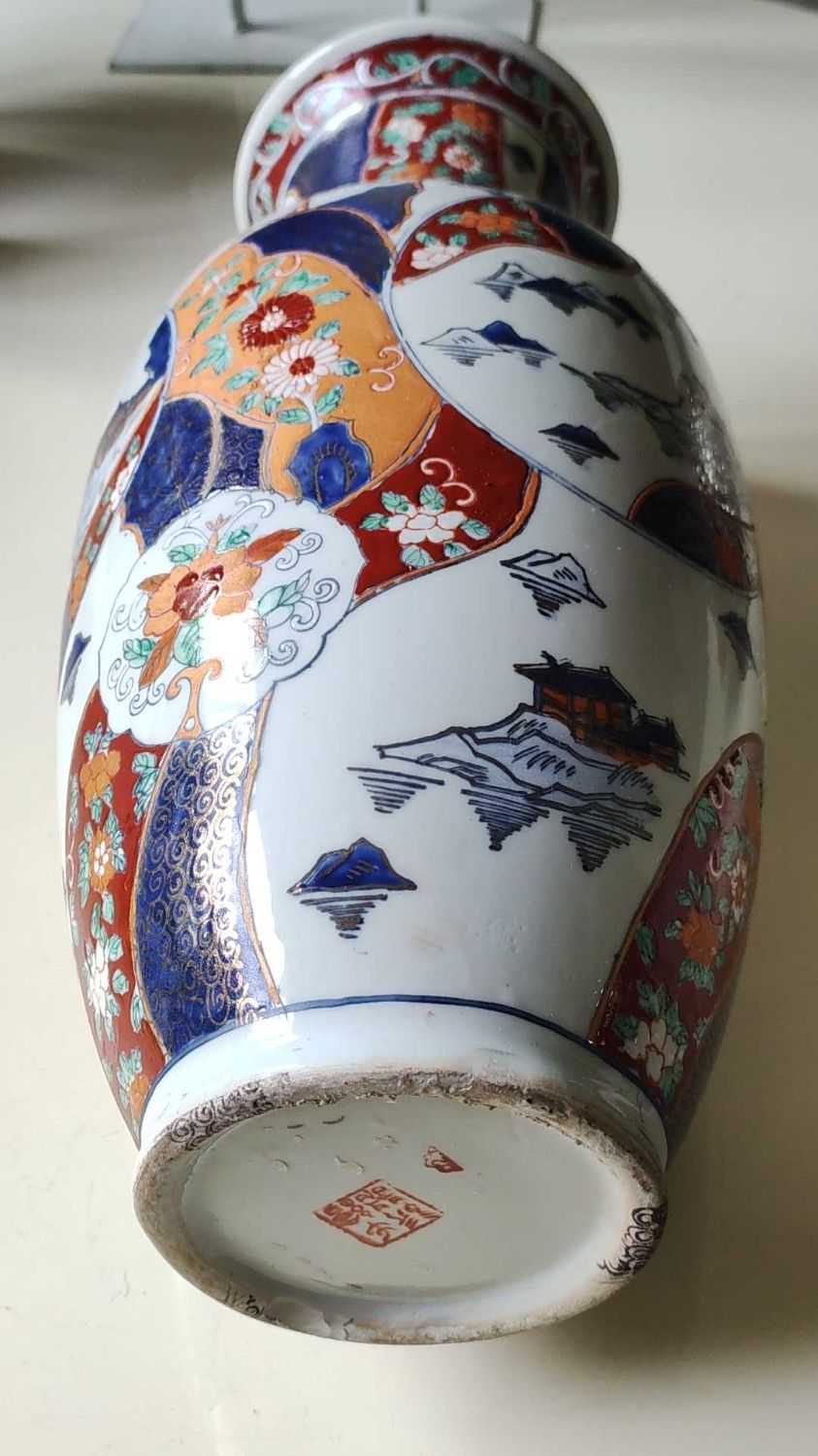 Chinese baluster vase in glazed ceramics. Wild, floral nature. Imari style. 32 cm
