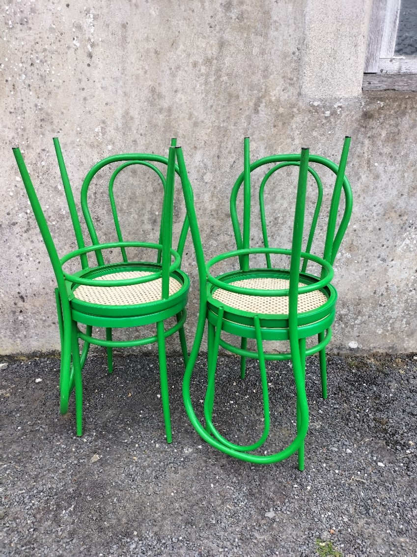 Lot de quatre chaises bistrot en métal laqué vert