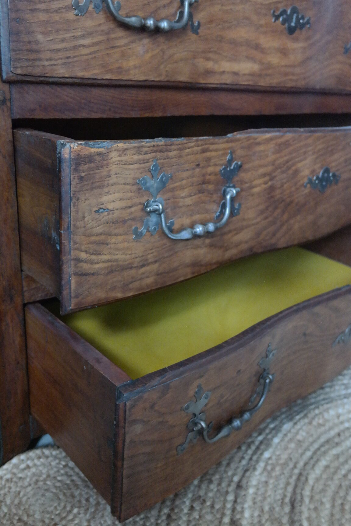 Commode arbalète campagnarde en chêne xxème