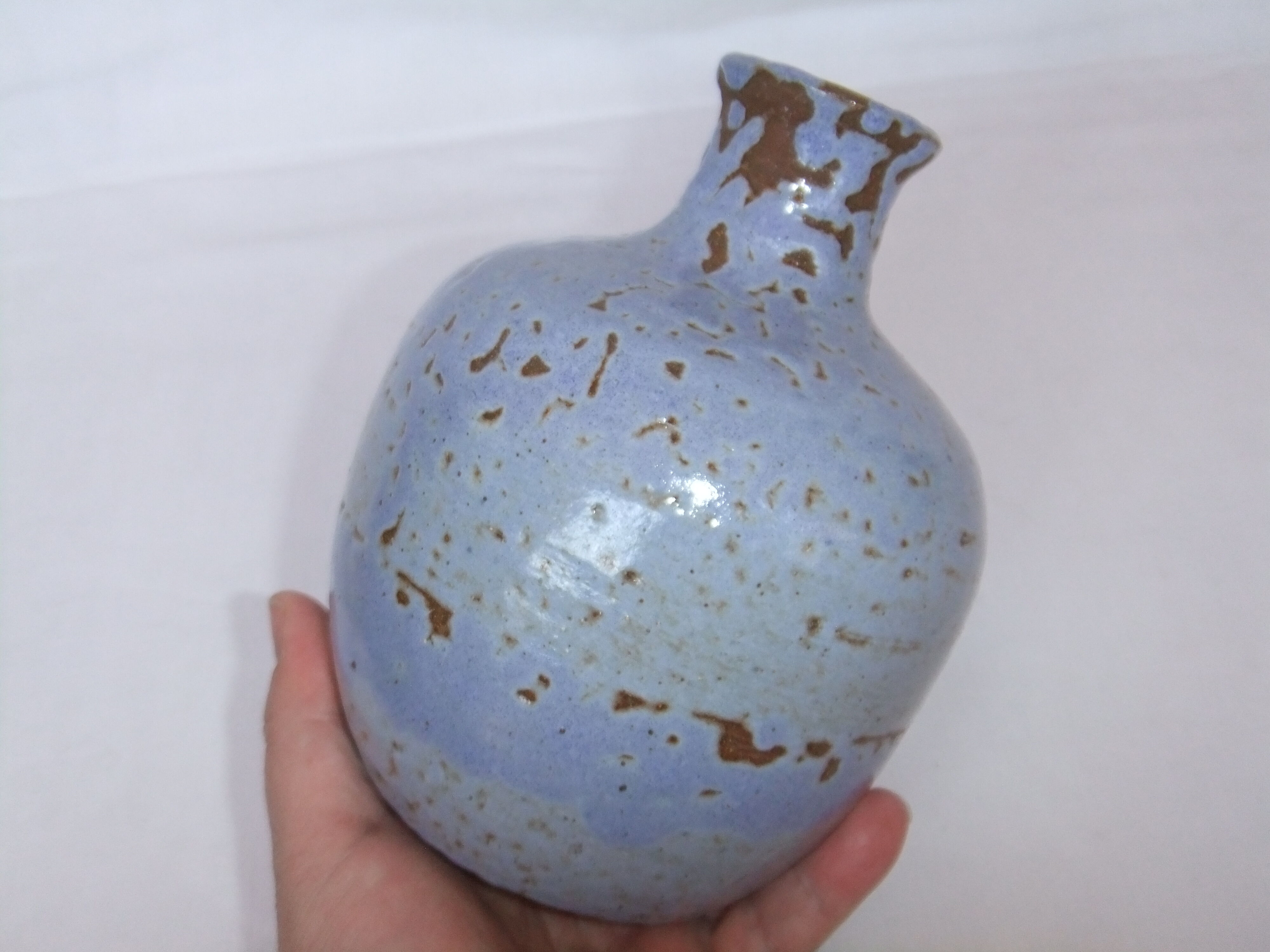 Vase boule céramique signée bleu Accolay ou autre 16 cm
