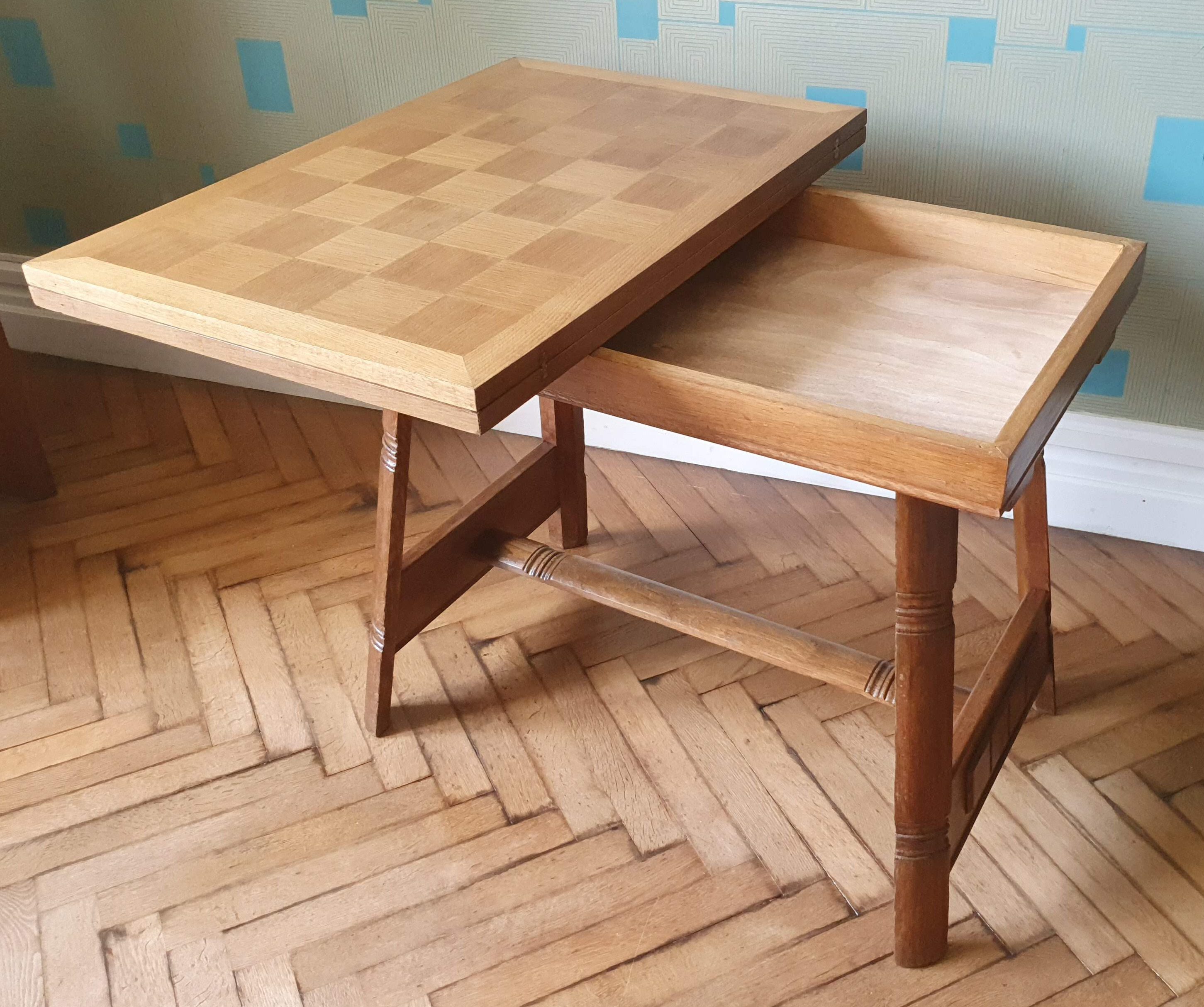 Extendable table Scandinavian design.