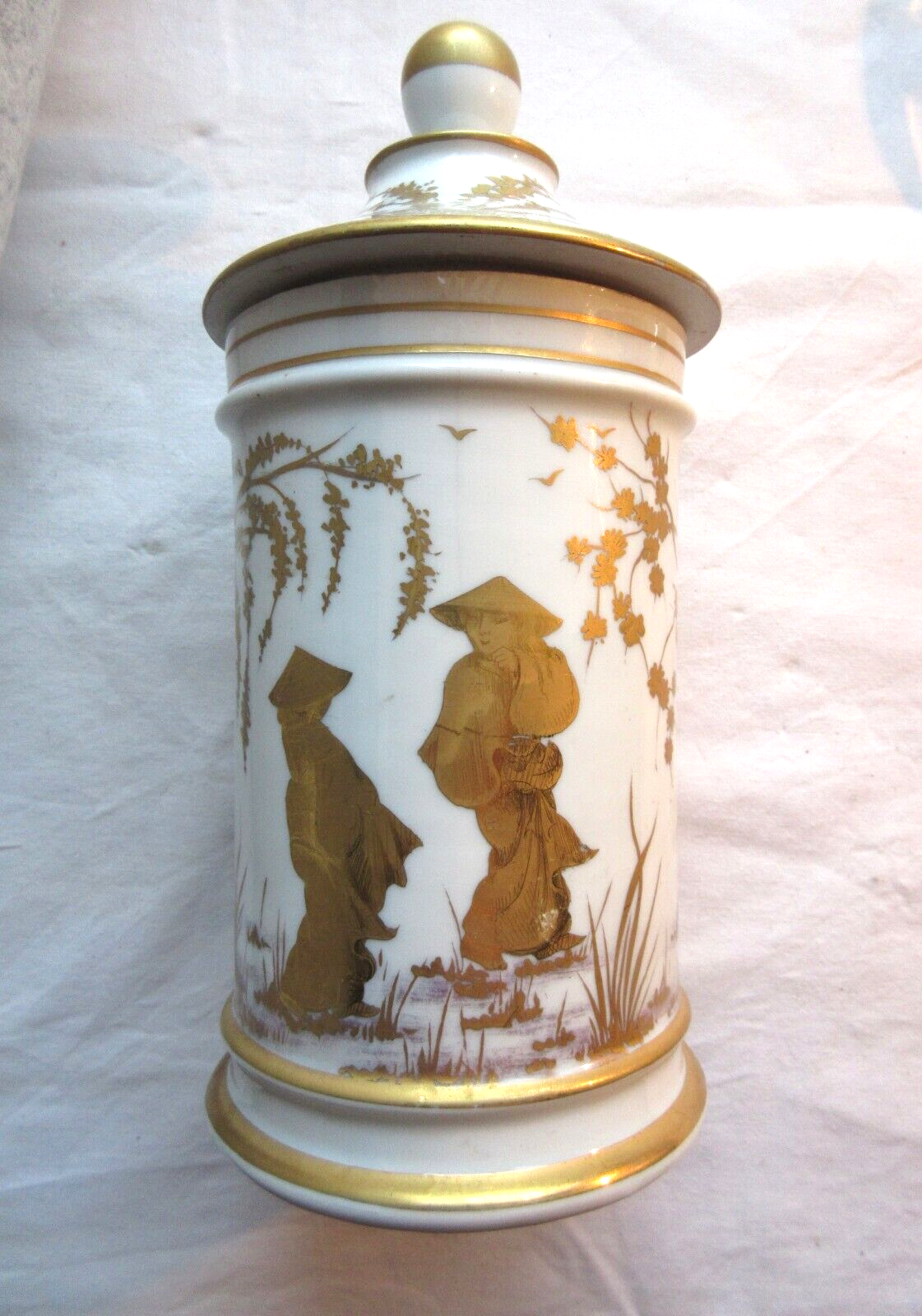 Pharmacy pot, Paris porcelain Asian decoration with fine gold: Napoleon III