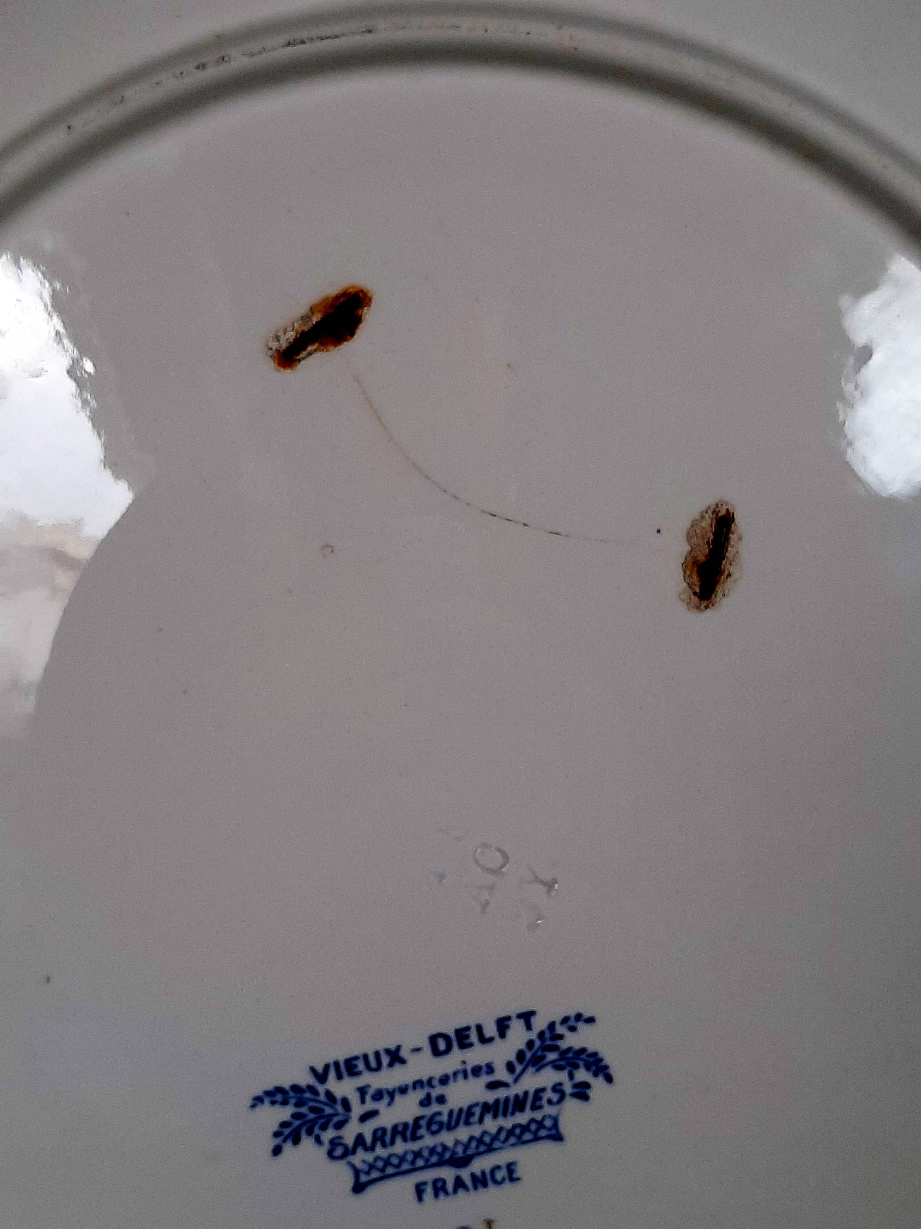 Antique serving dish in Sarreguemines earthenware with old Delft blue decoration.