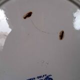 Antique serving dish in Sarreguemines earthenware with old Delft blue decoration.