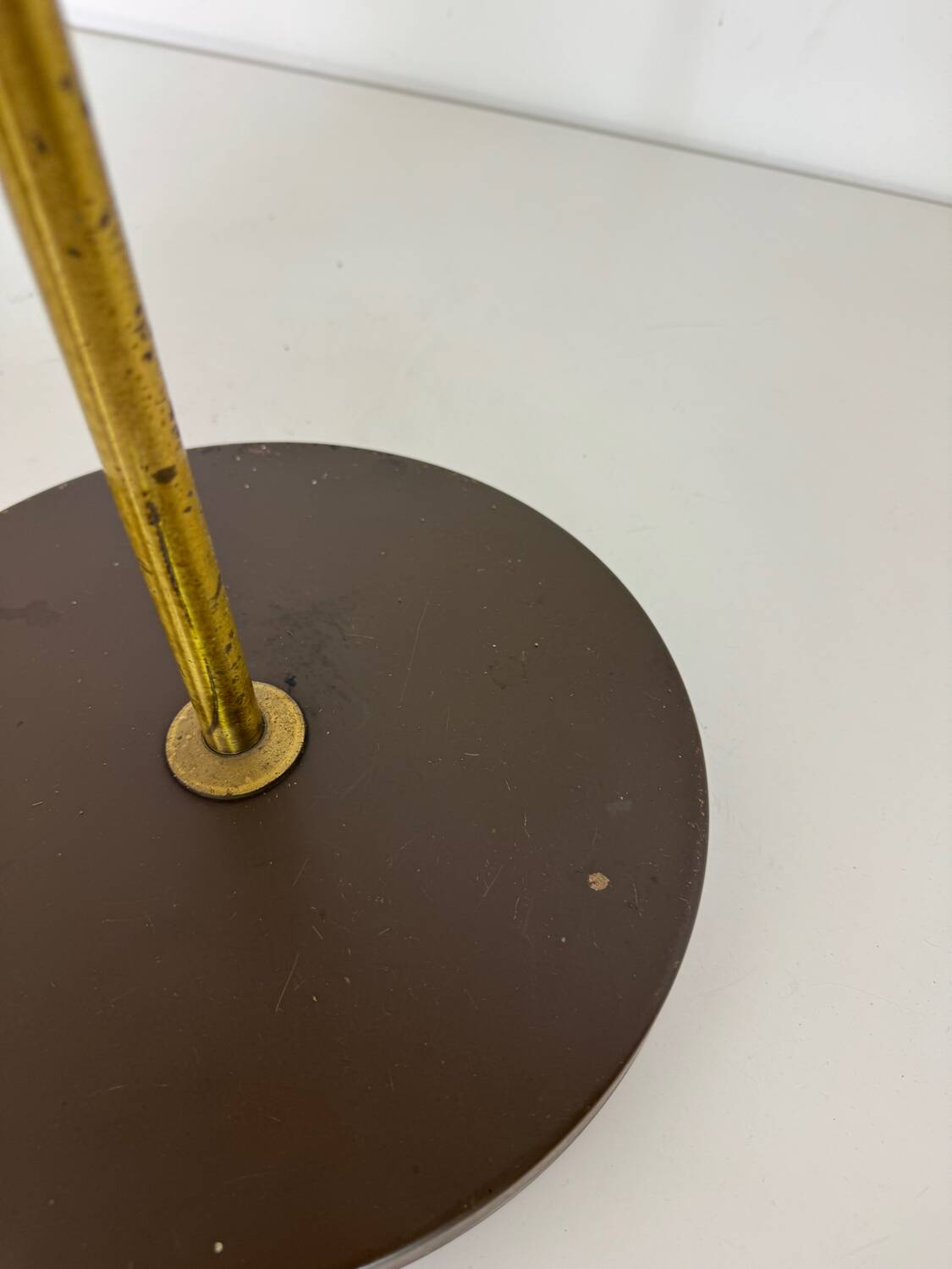 Lampadaire vintage moderniste marron et laiton à 3 spots, années 1960