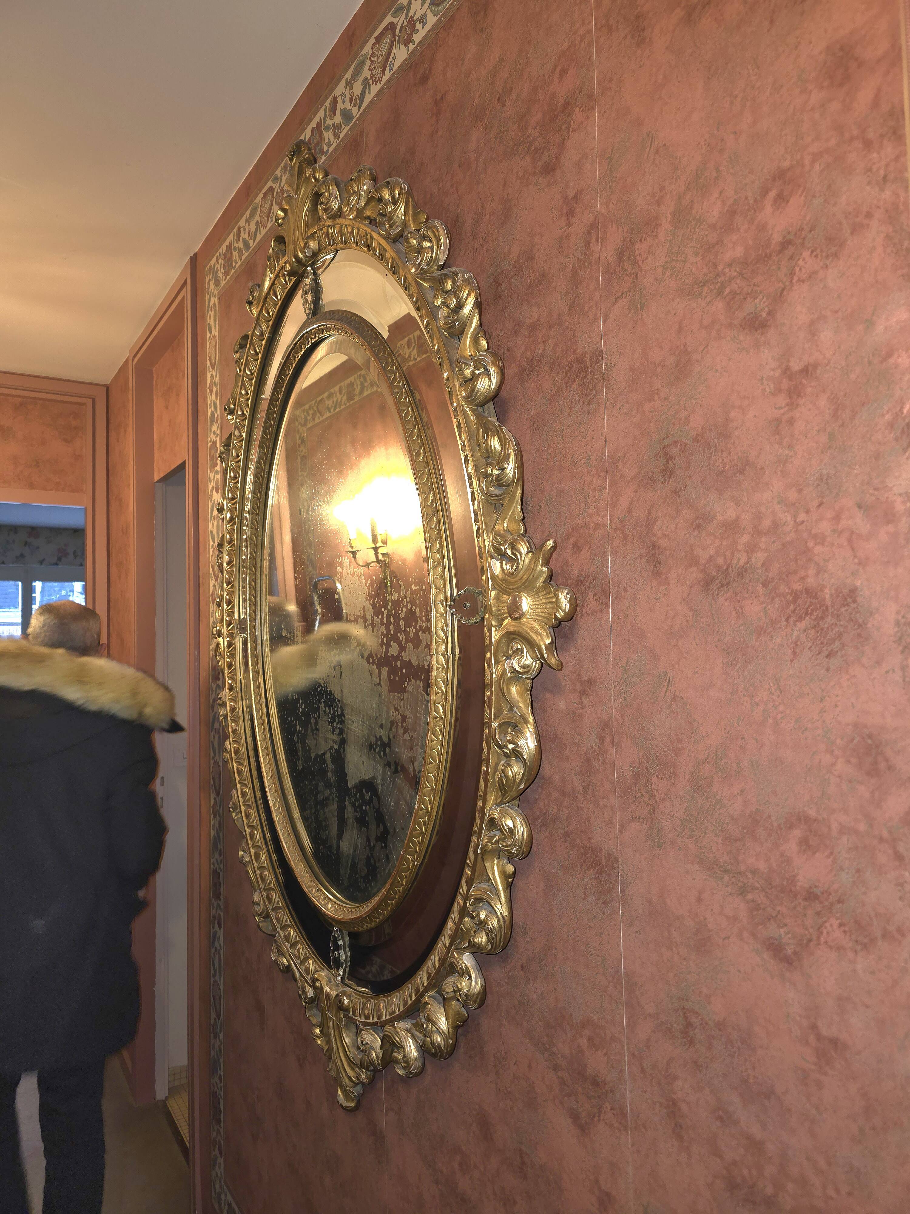 Oval mirror in gilded wood