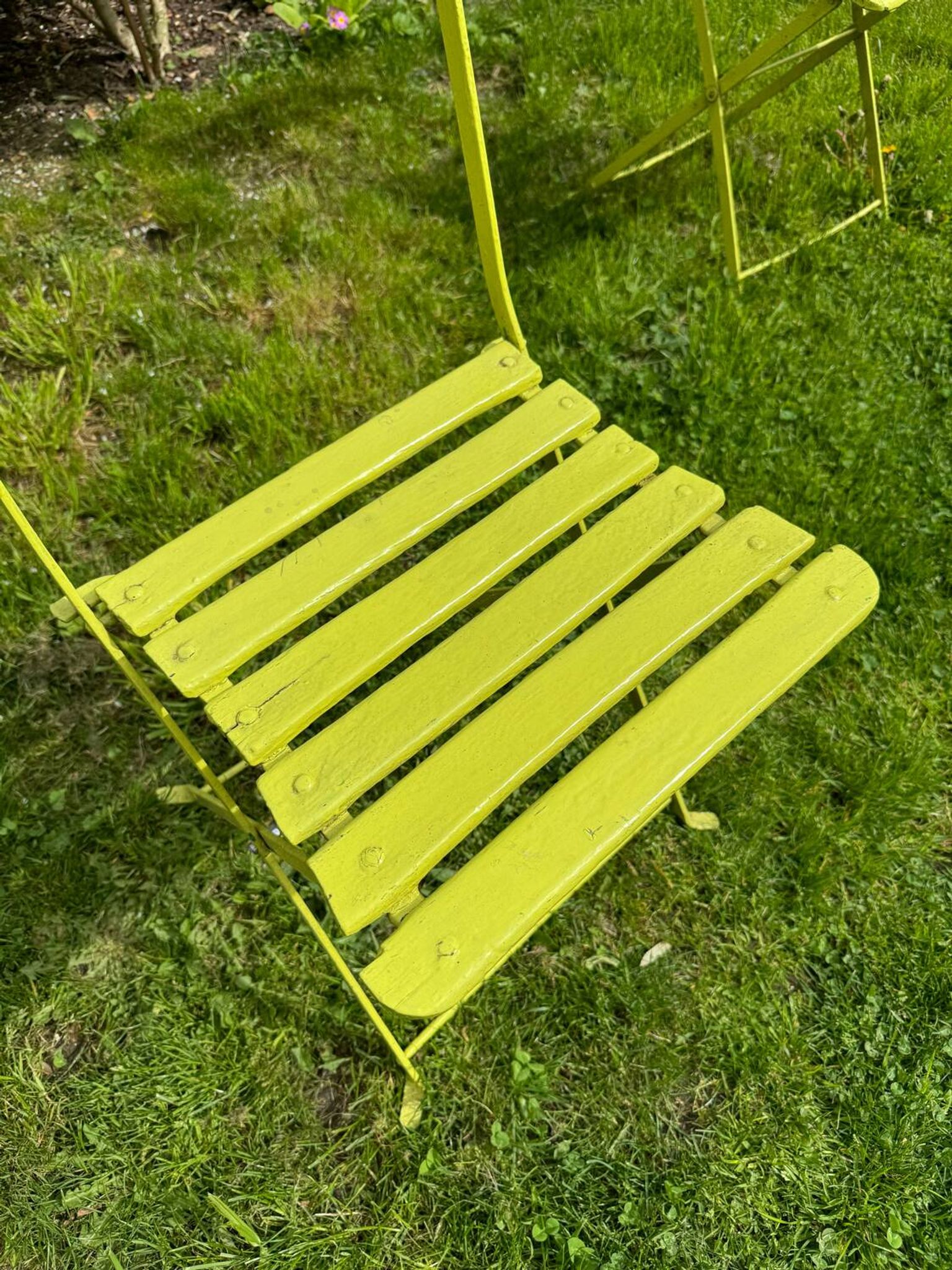Deux chaises de jardin anciennes pliantes