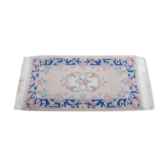 Tapis chinois à franges avec motif floral sur fond bleu et beige 63x143cm