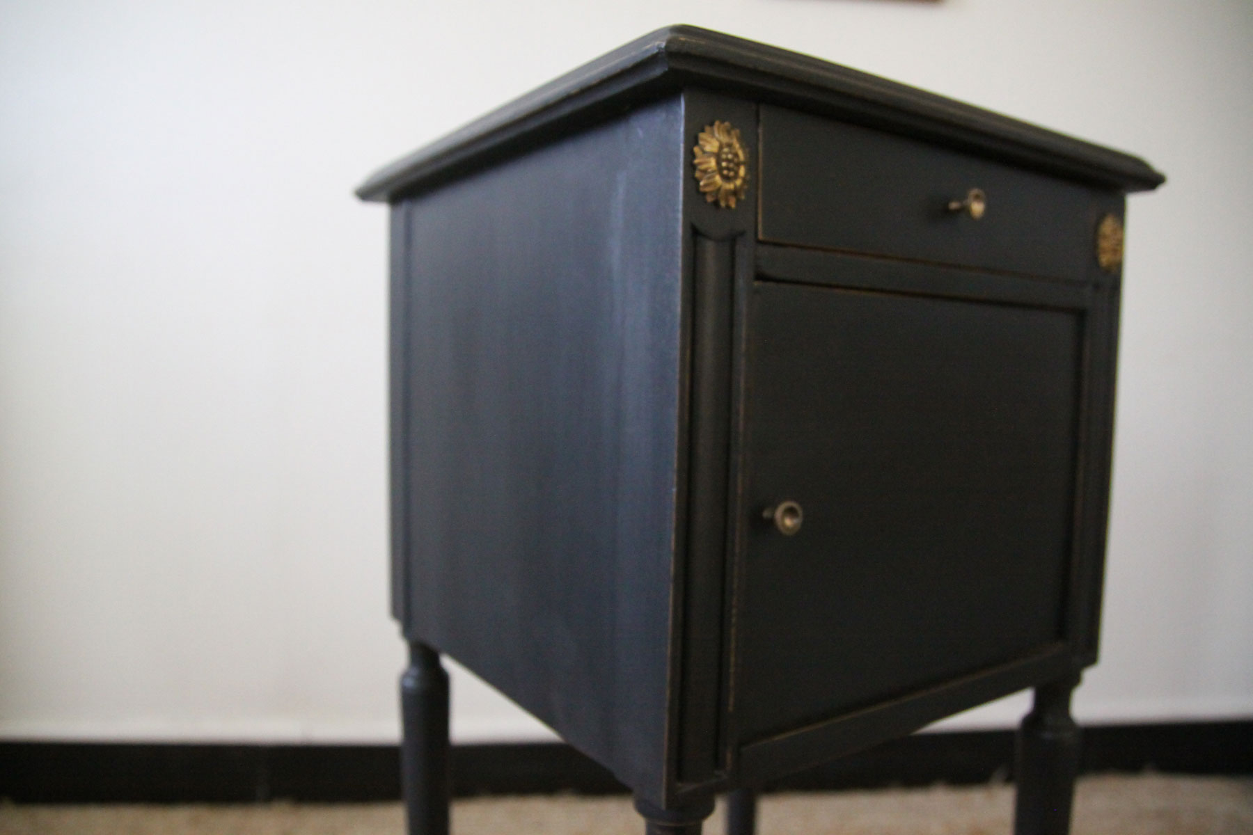 Black bedside style Henri II