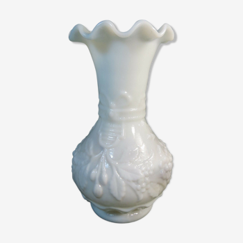 Opaline de foire vase ancien papillon fruit