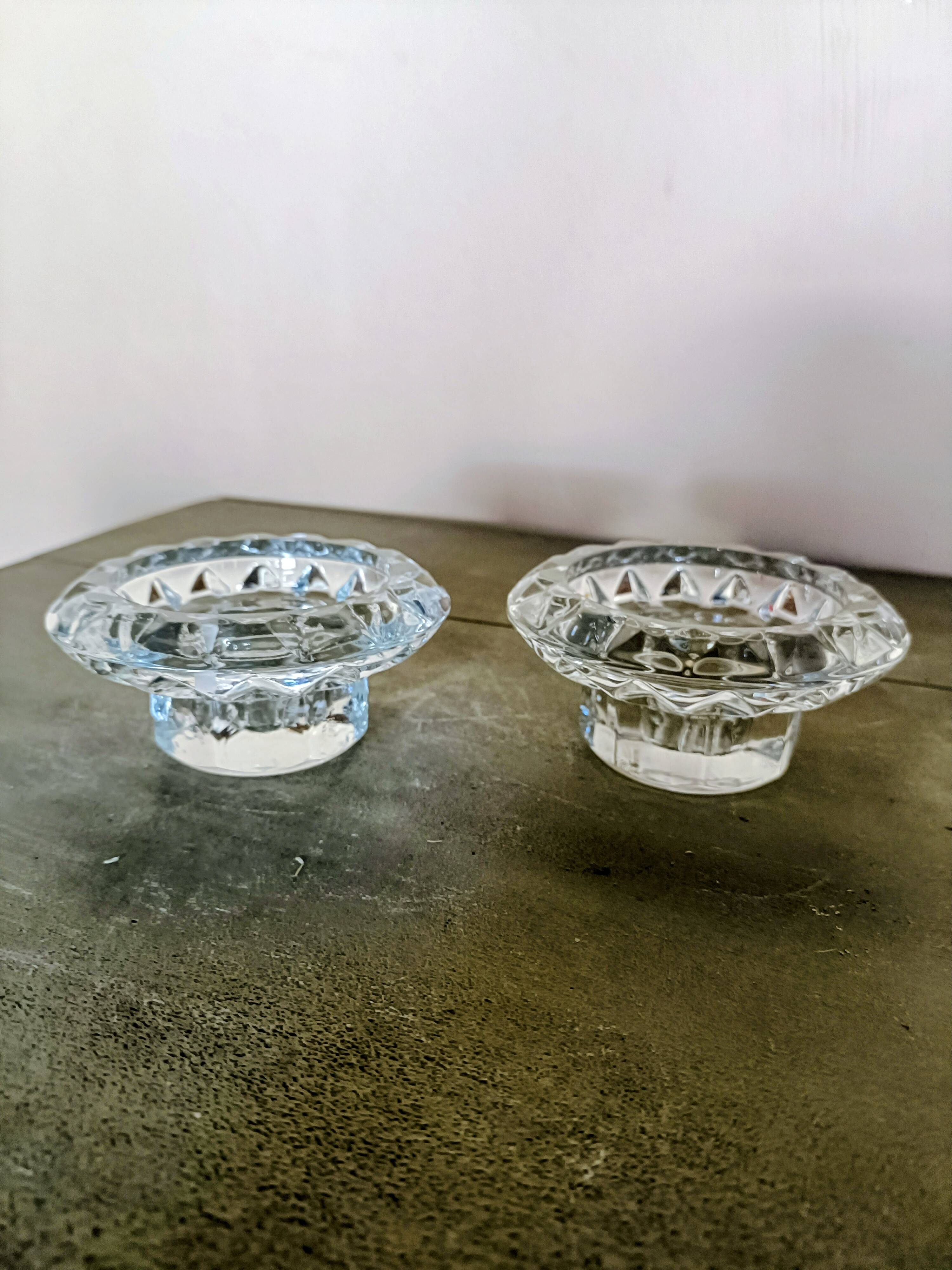 Lot de 2 bougeoirs en verre moulé