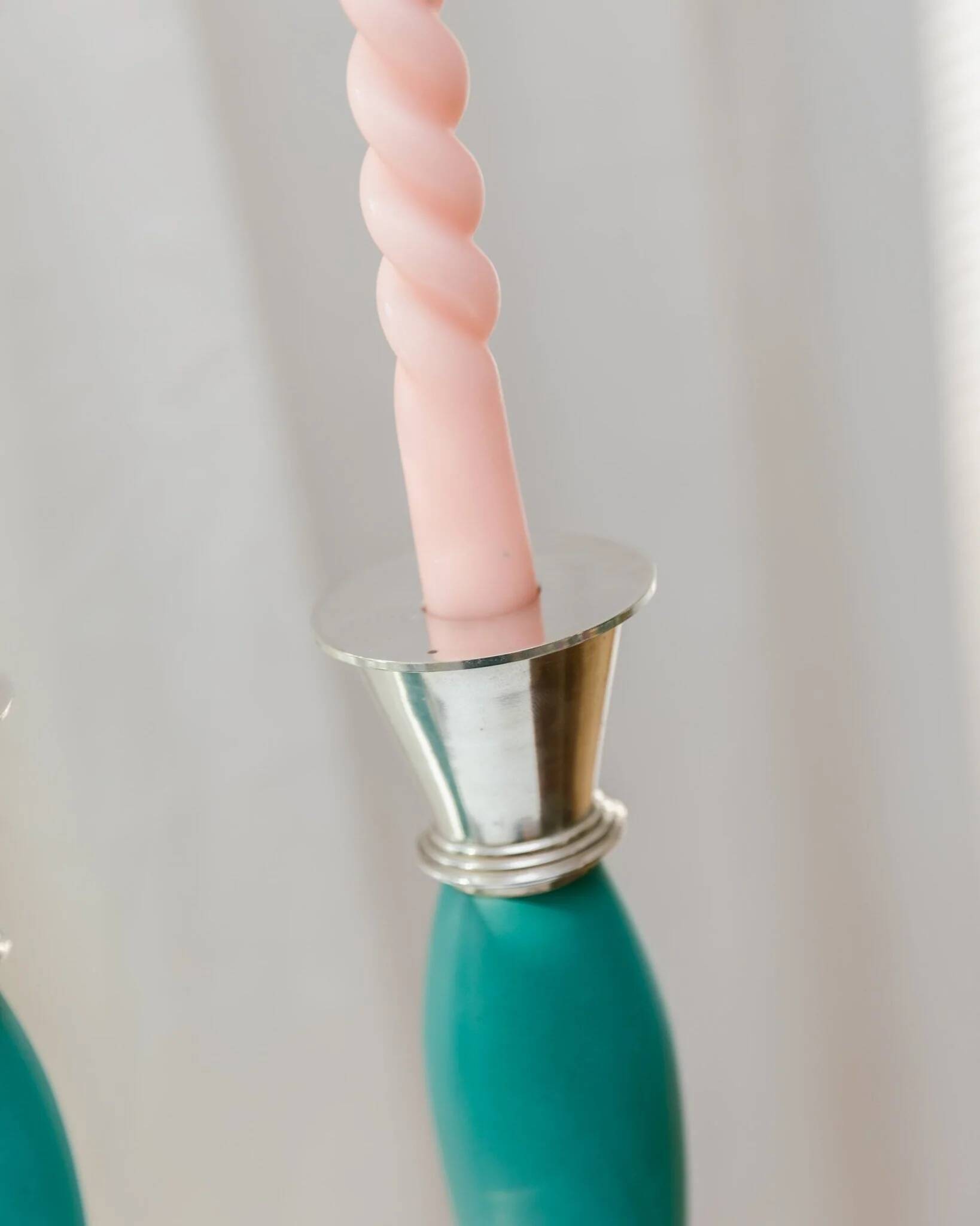 Ensemble de 2 porte-bougies en métal peint teal dans le style postmoderne Memphis, tasses argentées, vintage des années 2000.