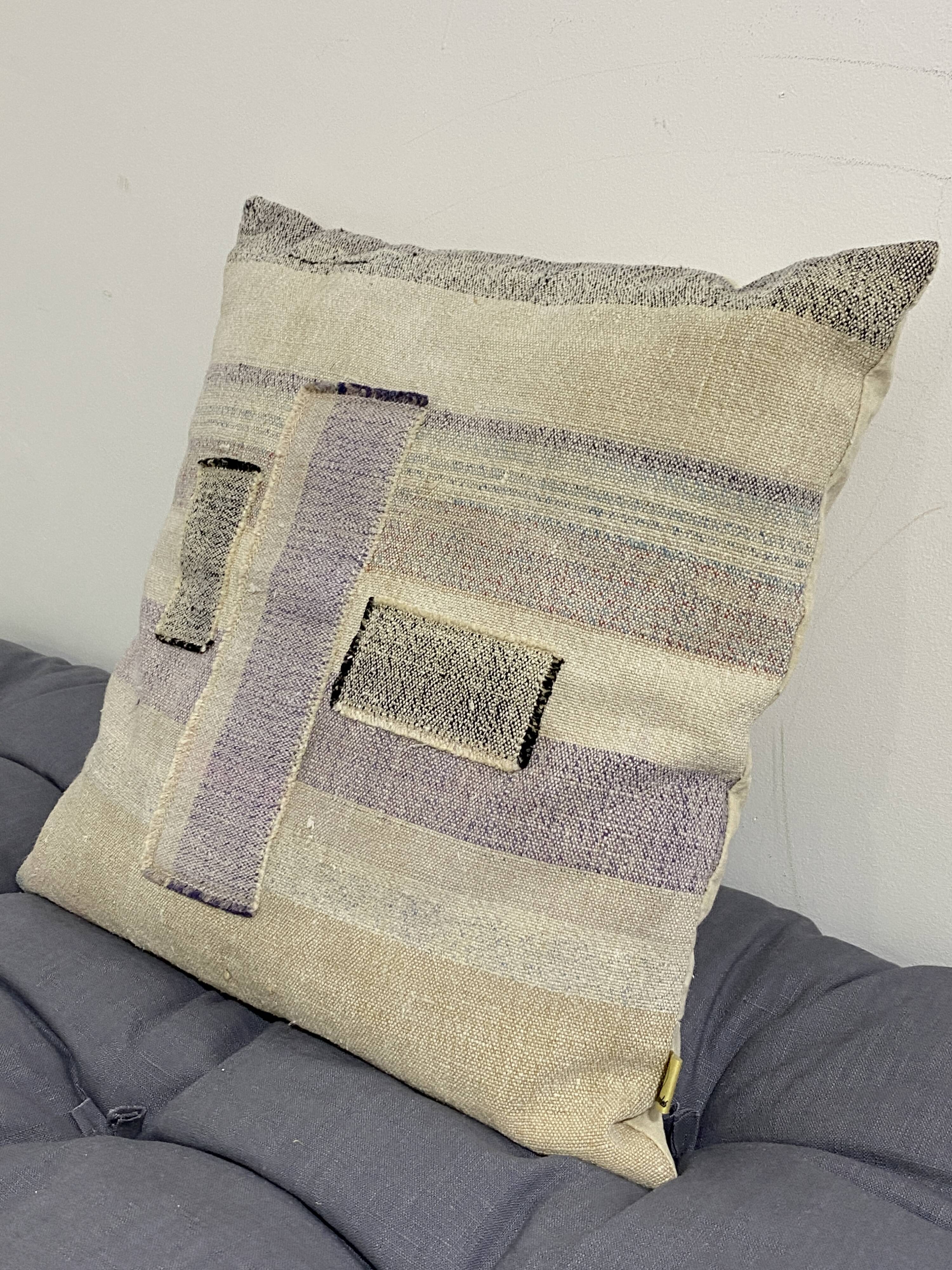 Coussin en toile ancienne style Kilim