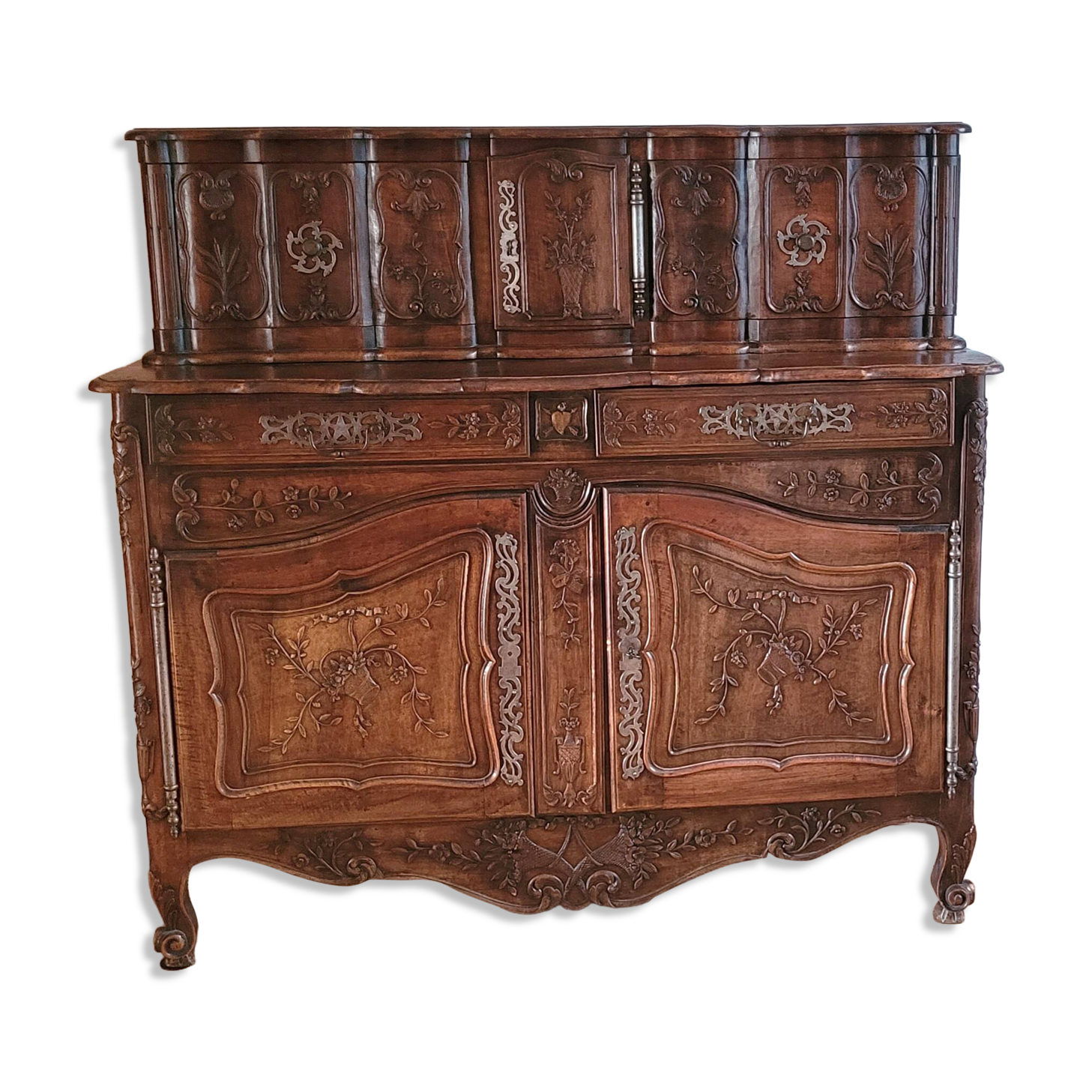 Provençal buffet with two bodies in solid walnut from the 18th century.