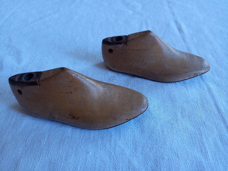 Pair of 2 children's shoe trees, handmade work, light wood, size 22