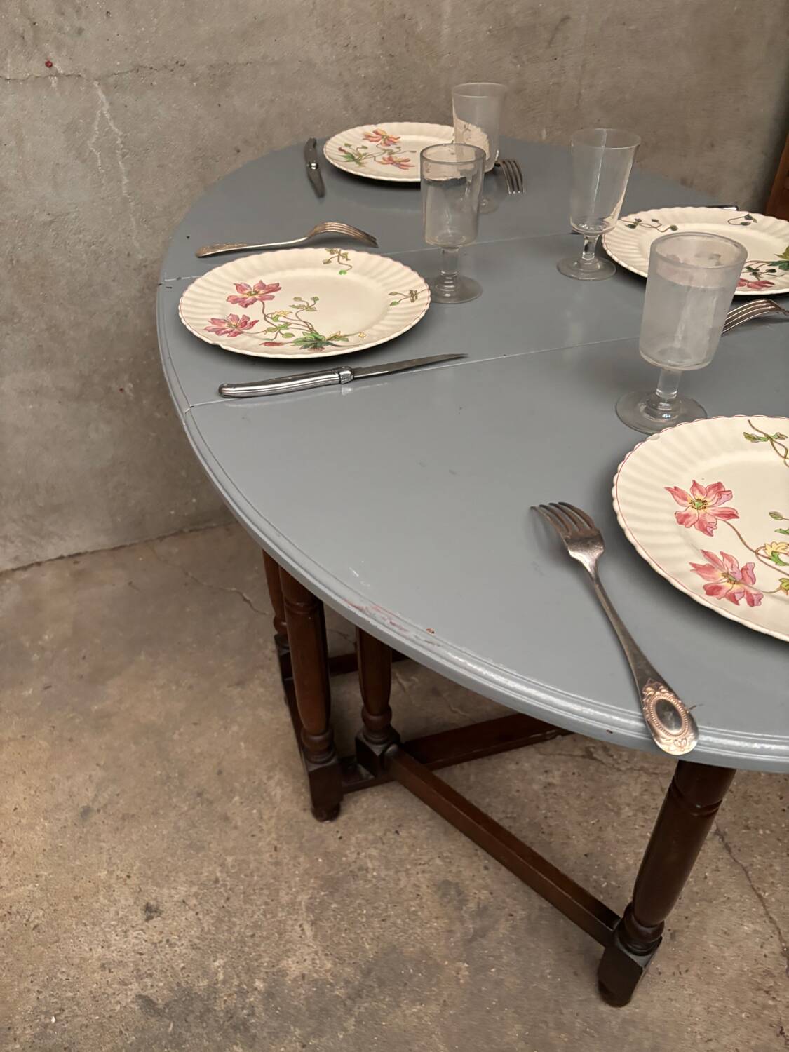 Table ovale en bois avec rabats