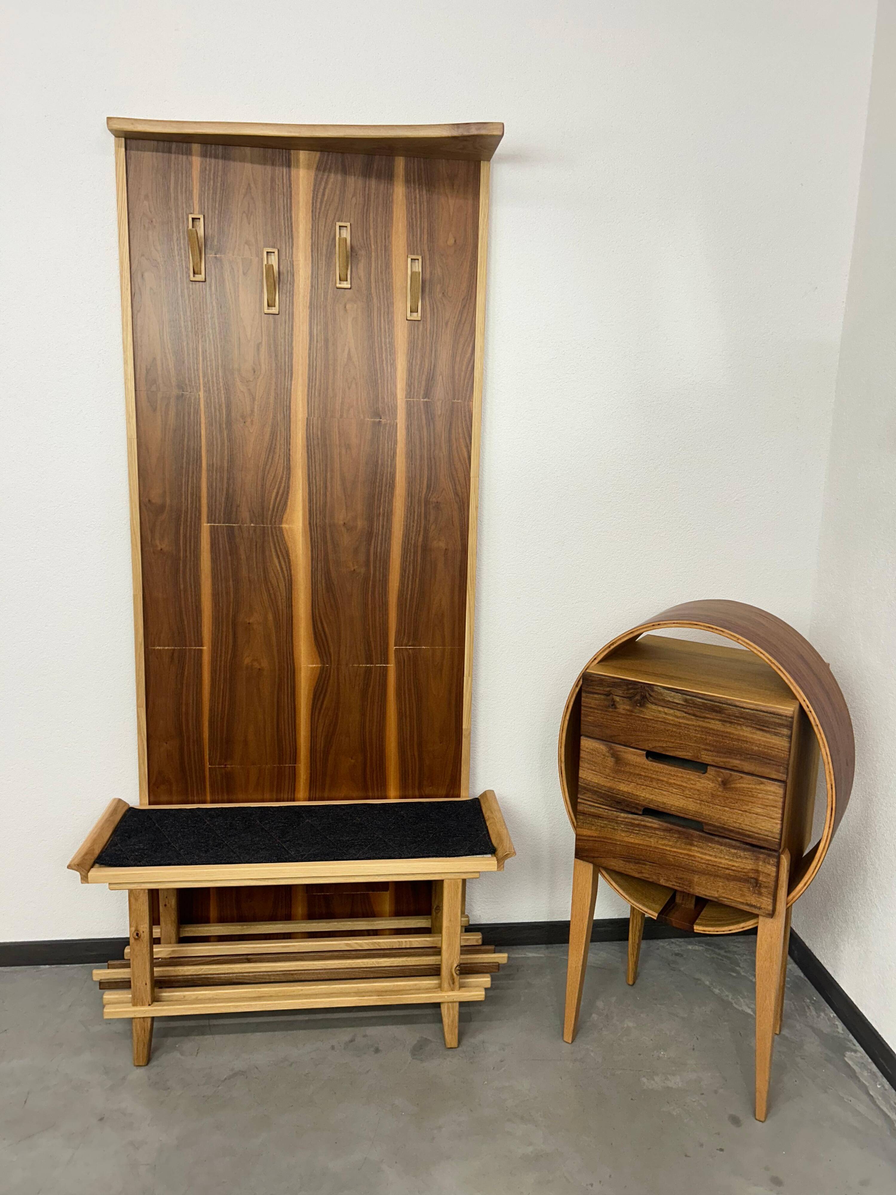 Commode ovale en bois cintré par Kreatippcci Studio