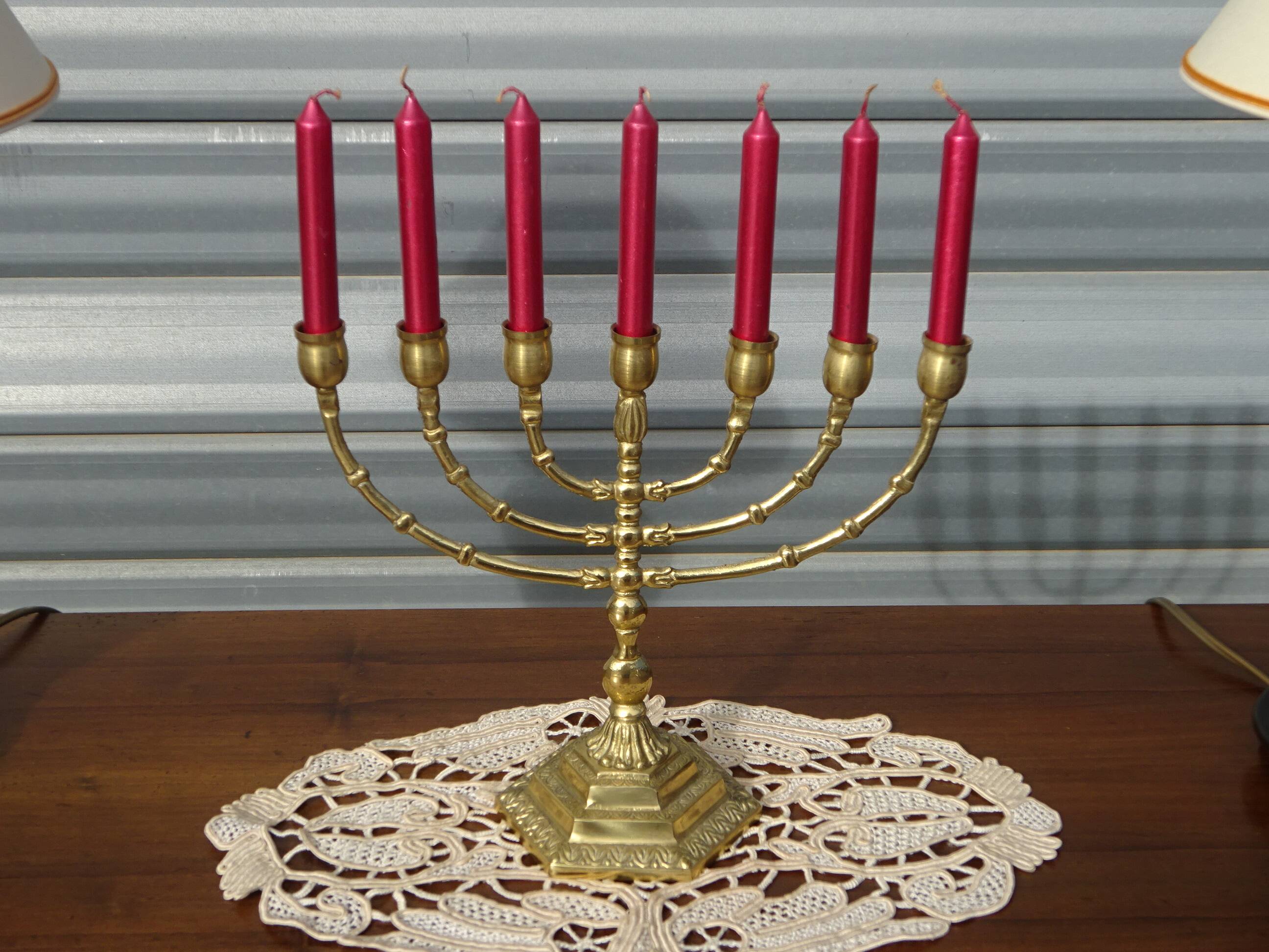 7-branch chandelier, in gilded brass, signed Wainberg.