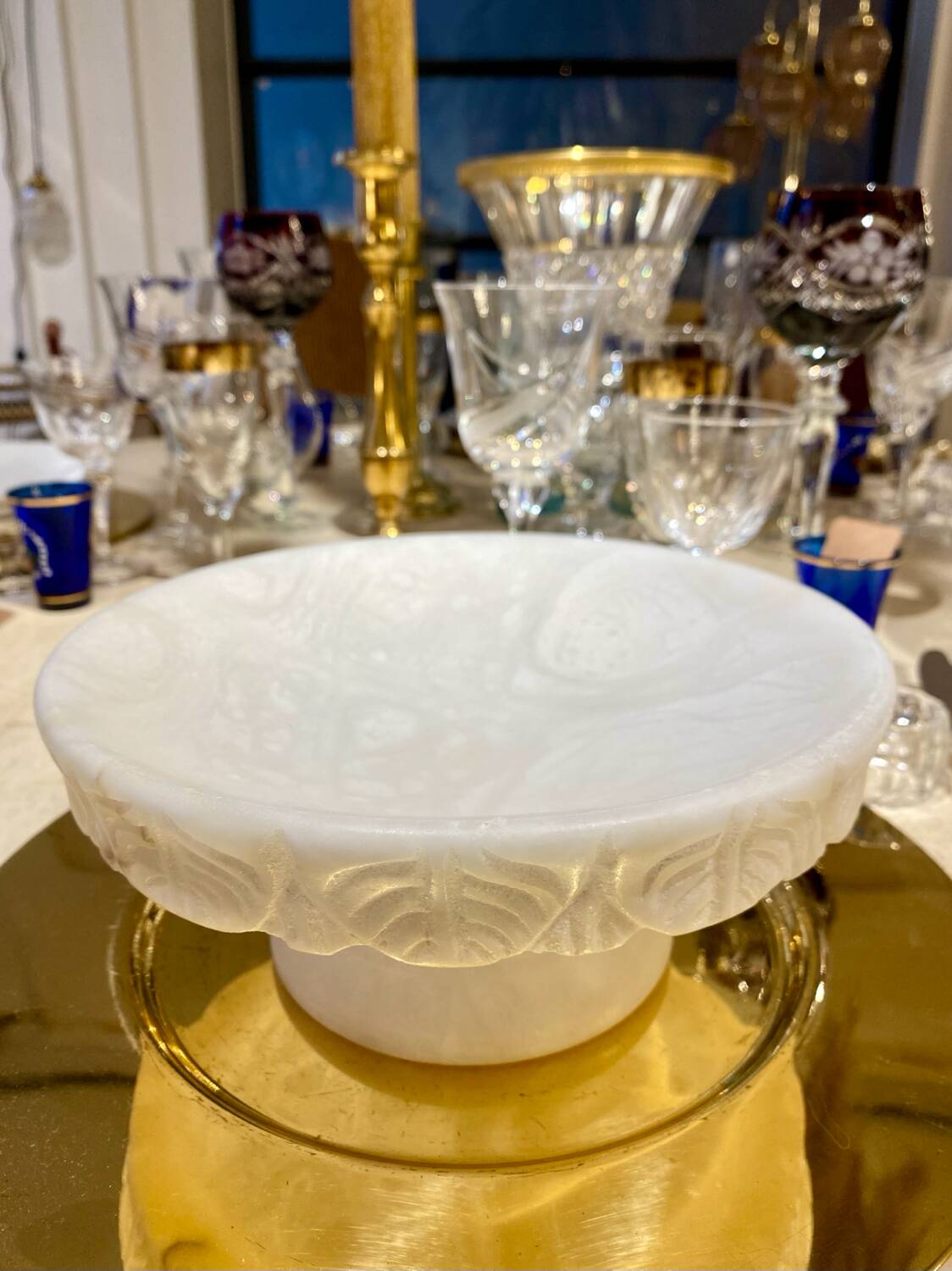 Fruit bowl or empty pocket in carved alabaster