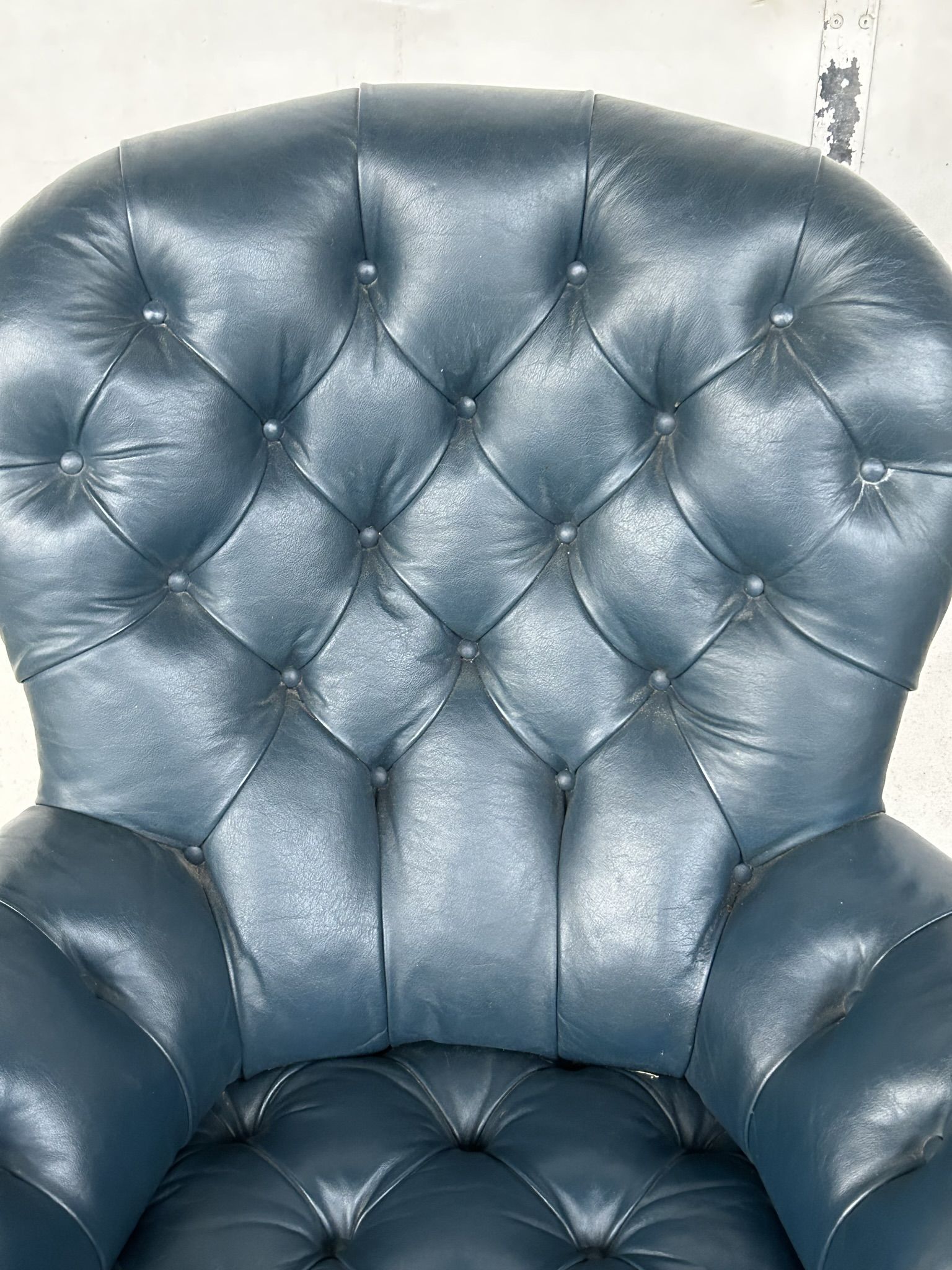 Armchair Napoleon III leather Chesterfield way, late nineteenth