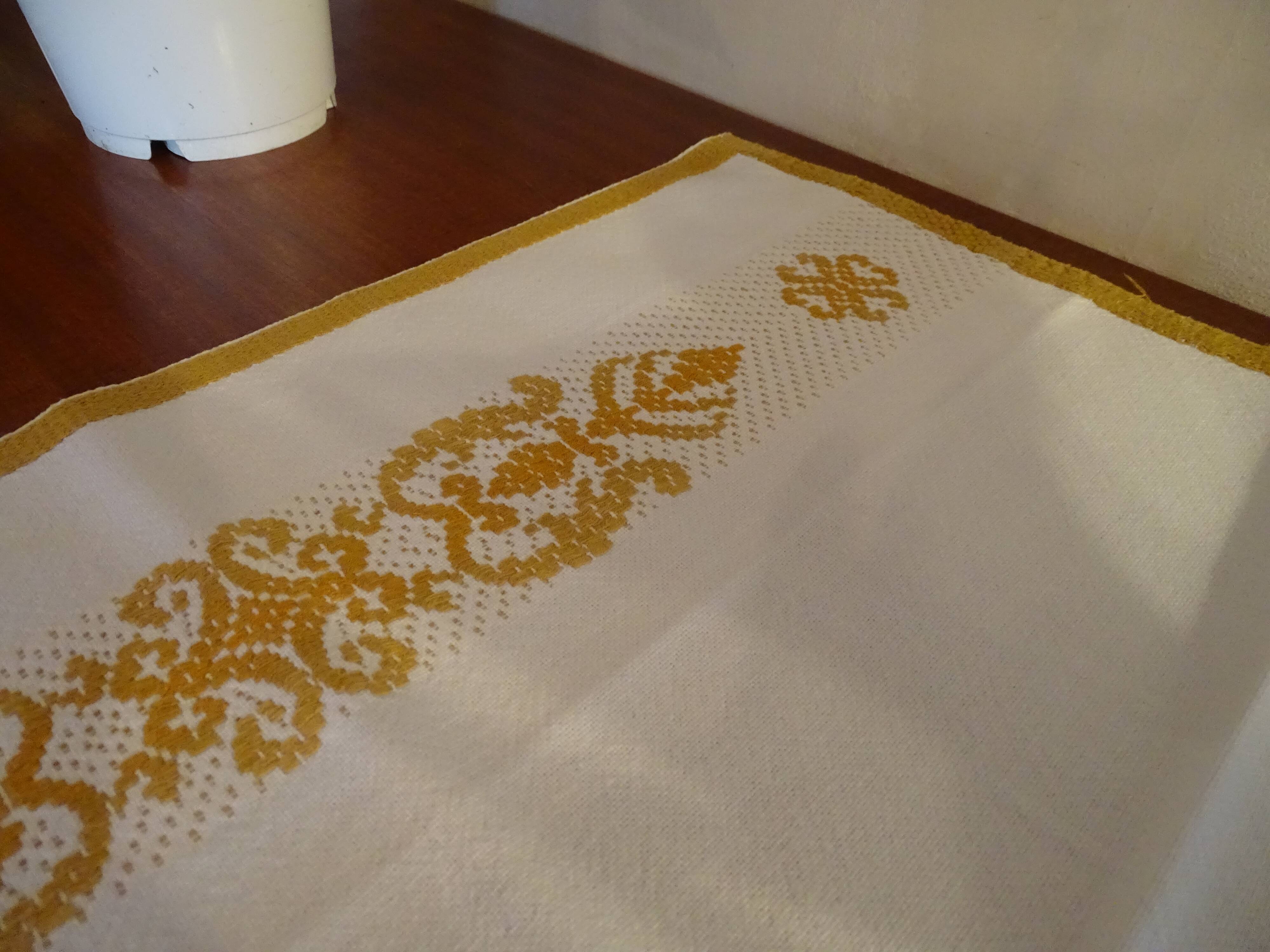 6 serviettes de table brodées blanches et camel 47 x 45