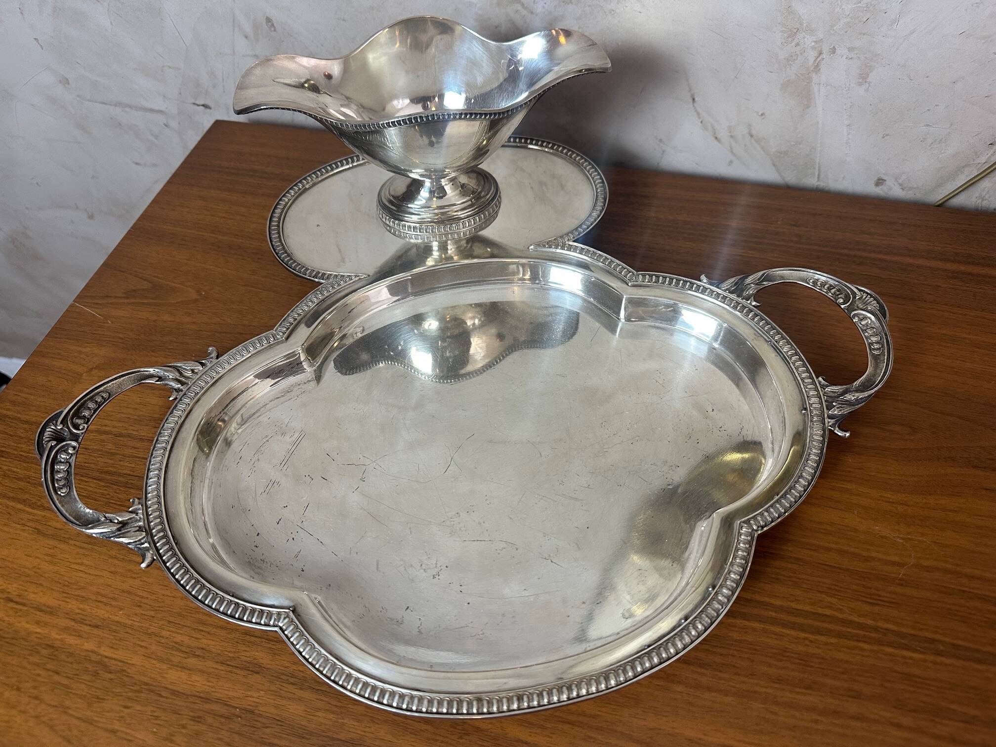 Presentation dish and its integrated sauceboat