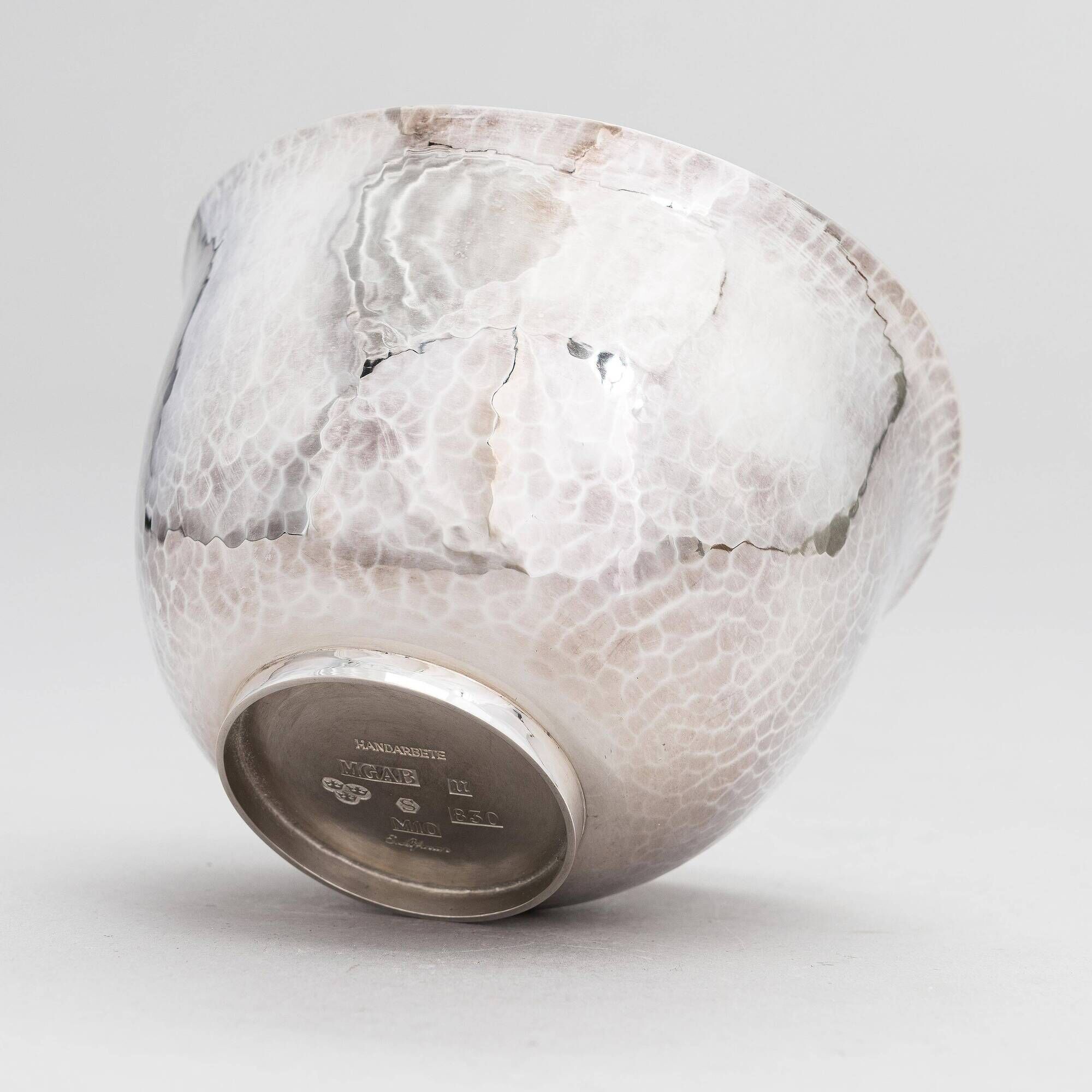 Eric Löfman Hammered sterling silver bowl MGAB, Uppsala 1986 Stamped