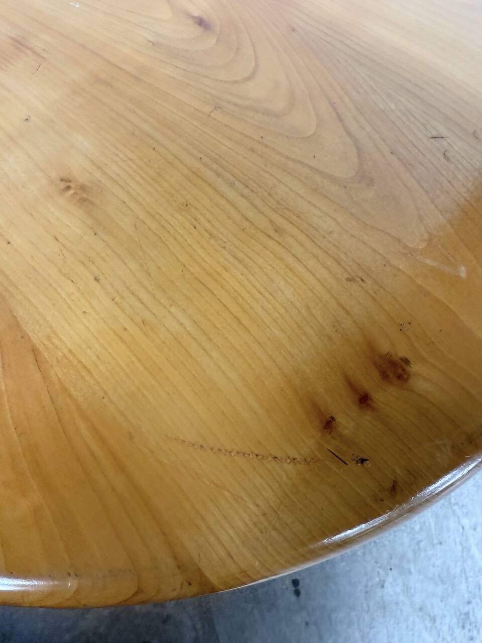 Tables basses en orme formant une goutte