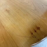 Tables basses en orme formant une goutte