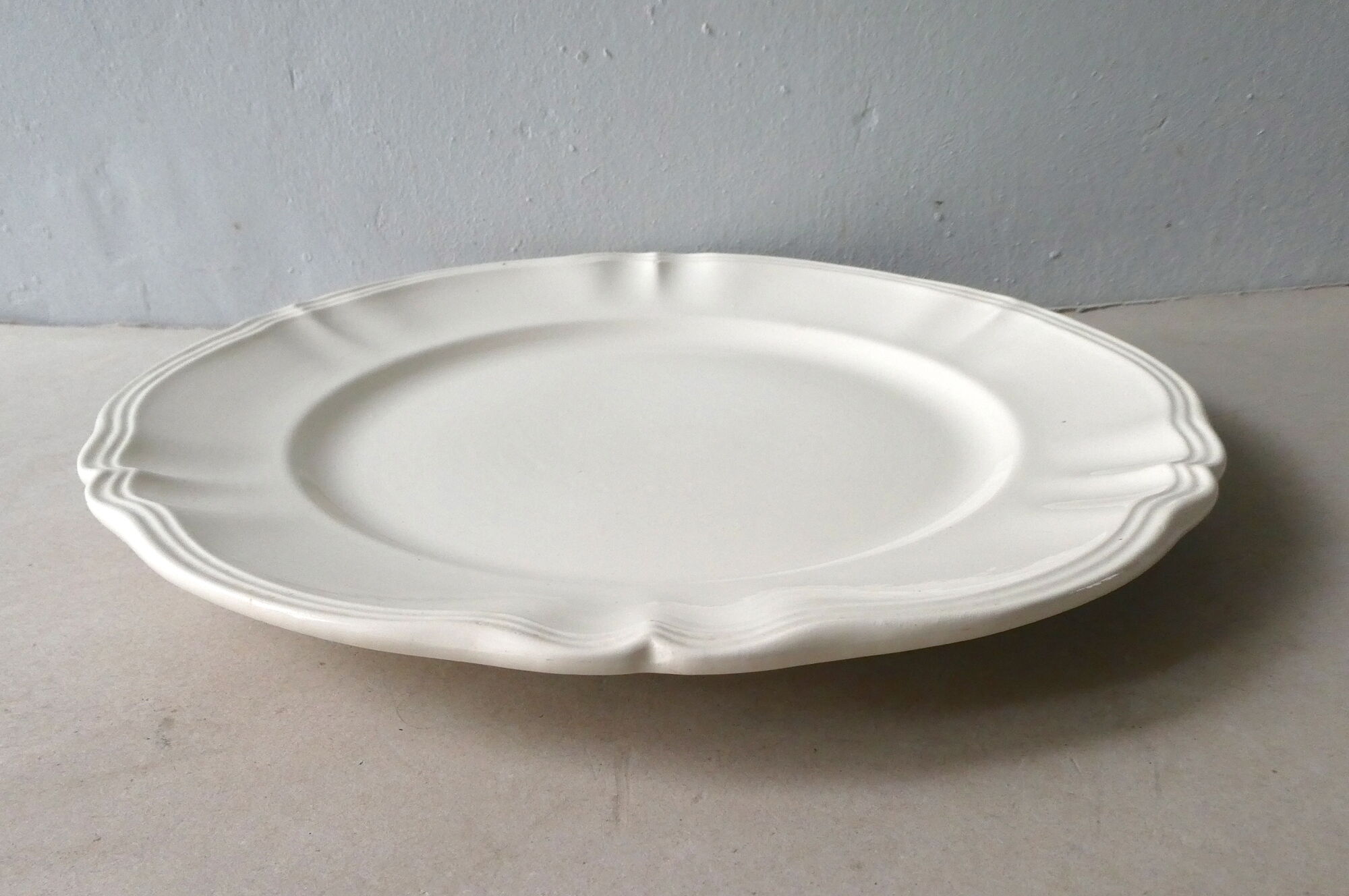 Round dish Digoin Sarreguemines, ivory