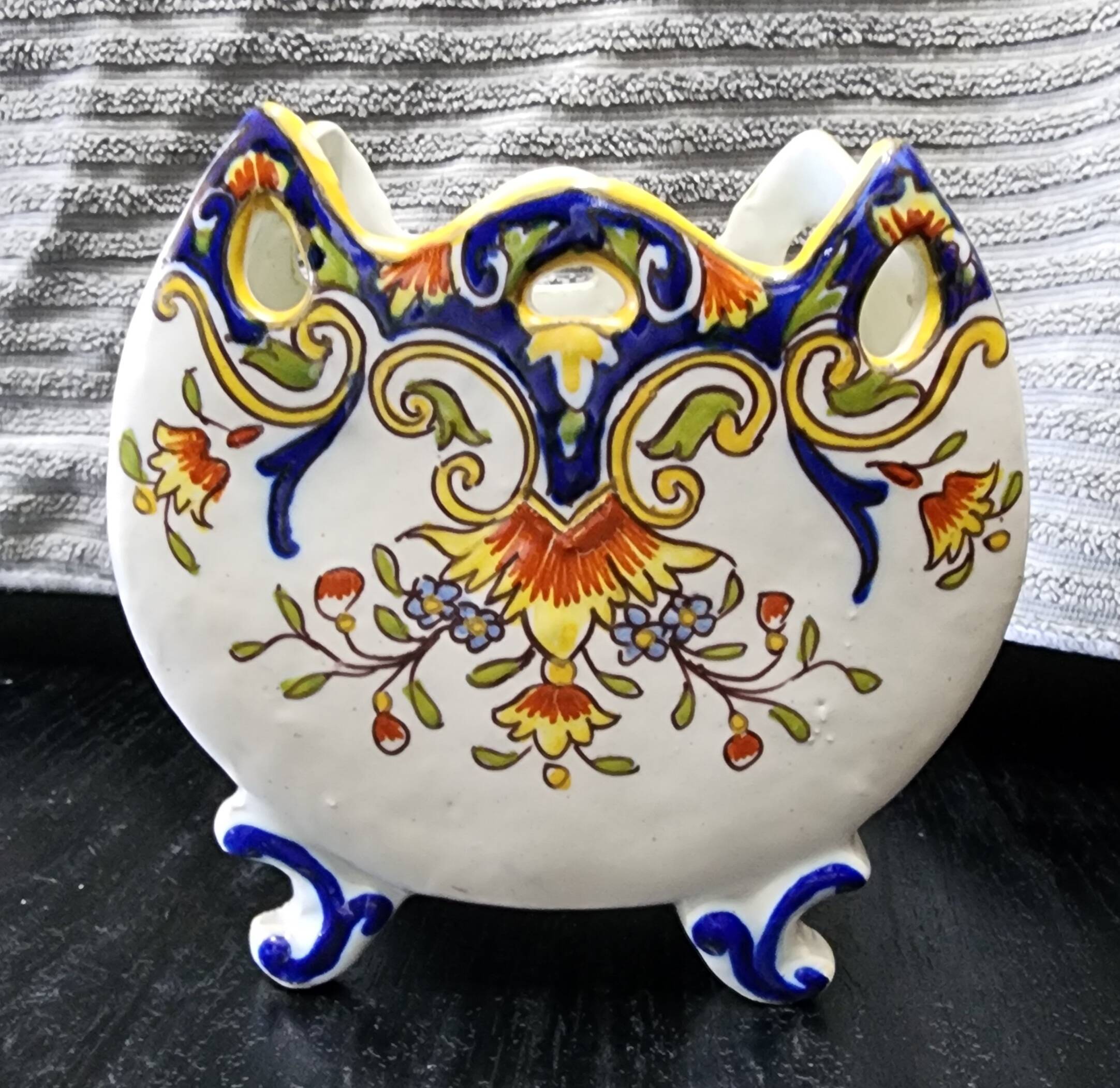 Vintage cache-pot planter in hand-painted earthenware.