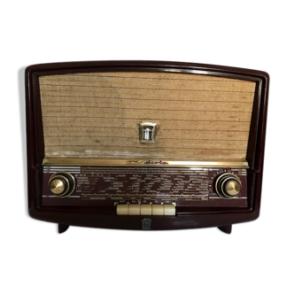 Vintage old radio TSF Radiola in burgundy bakelite