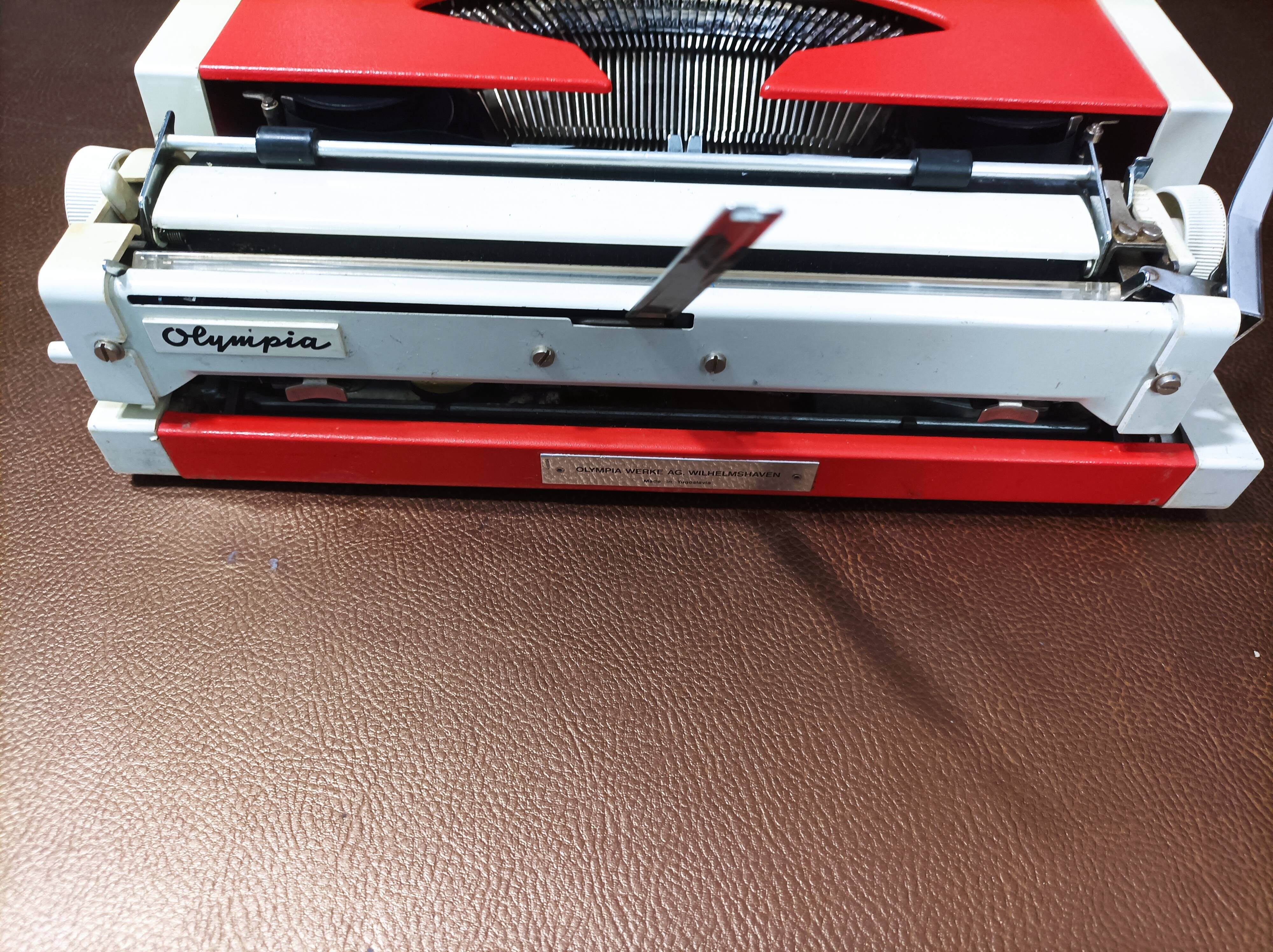 Olympia Traveller Deluxe Typewriter Vermilion Red (rare)