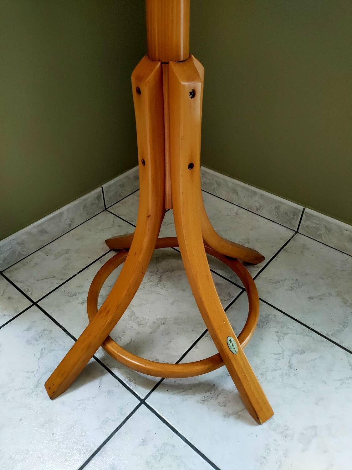 Baumann parrot coat rack