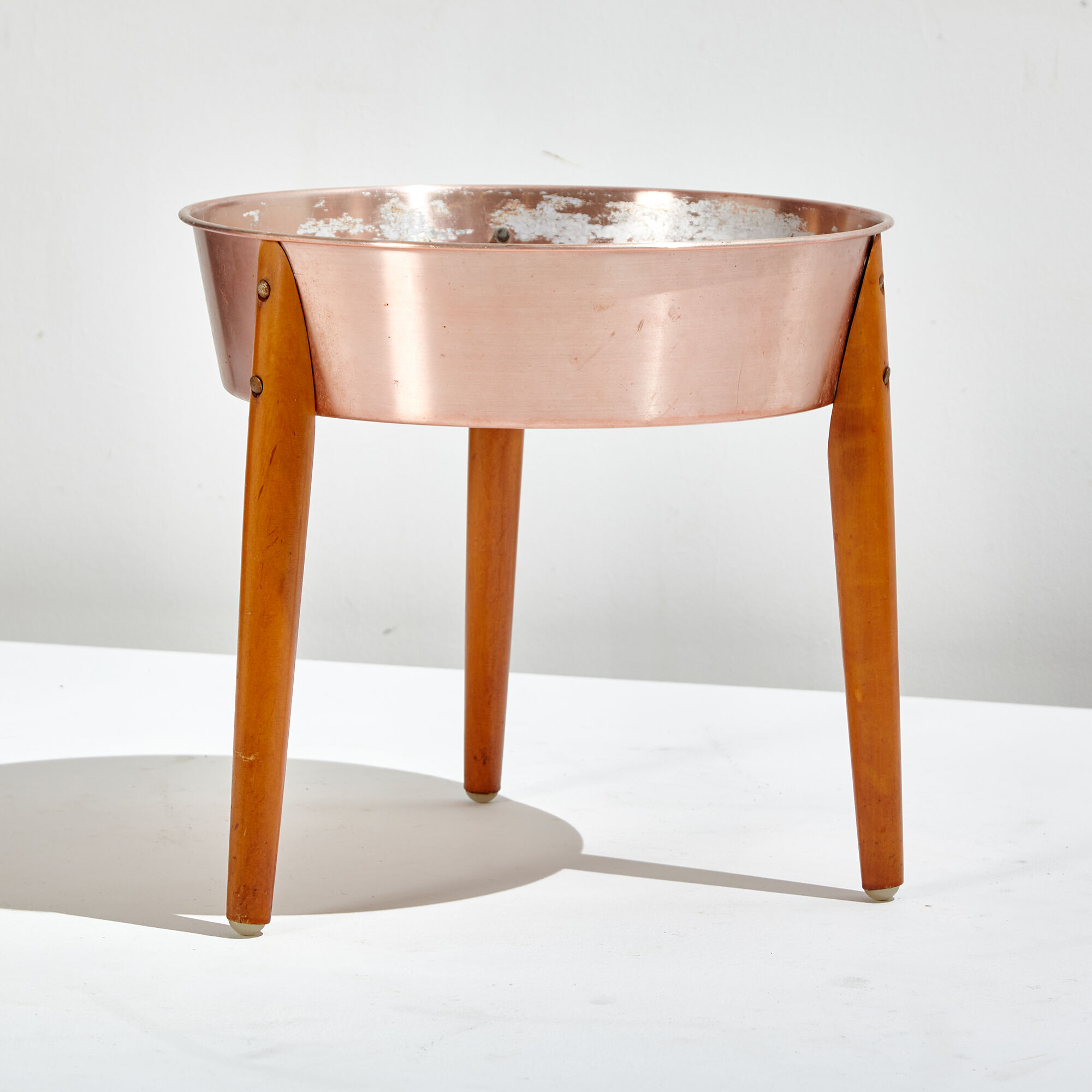 Aluminum plant holder on beech legs