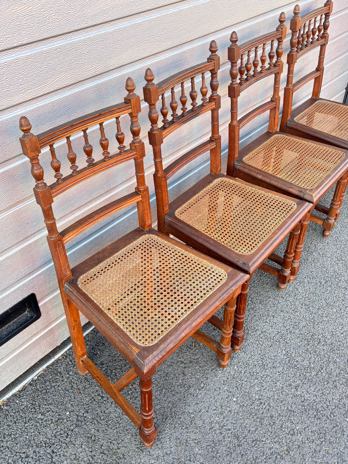 Set of 4 antique wooden and caned chairs – Henri II style