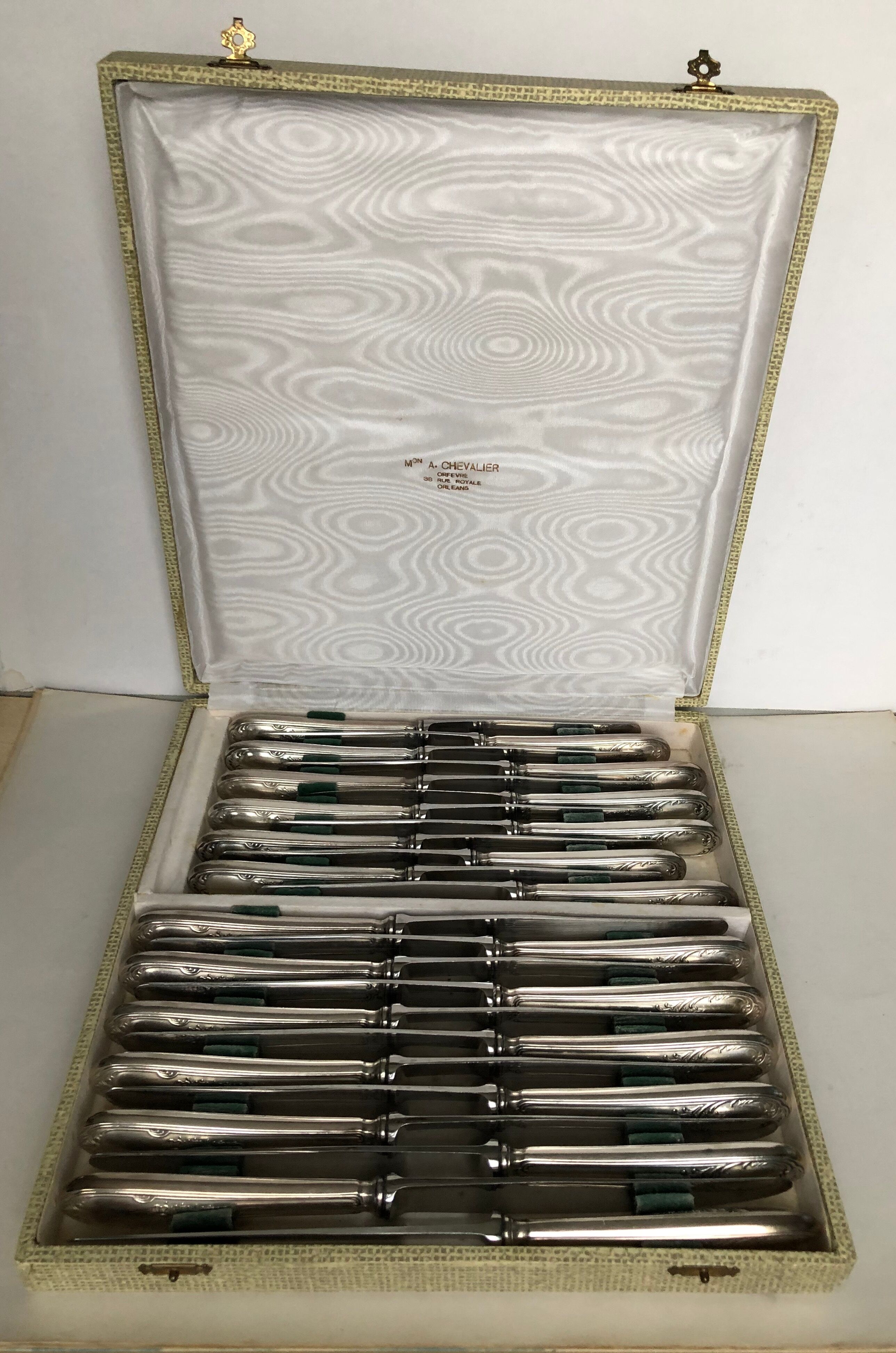 Ensemble de 24 couteaux en métal argenté