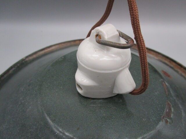 Pendant lamp in green enamelled sheet metal