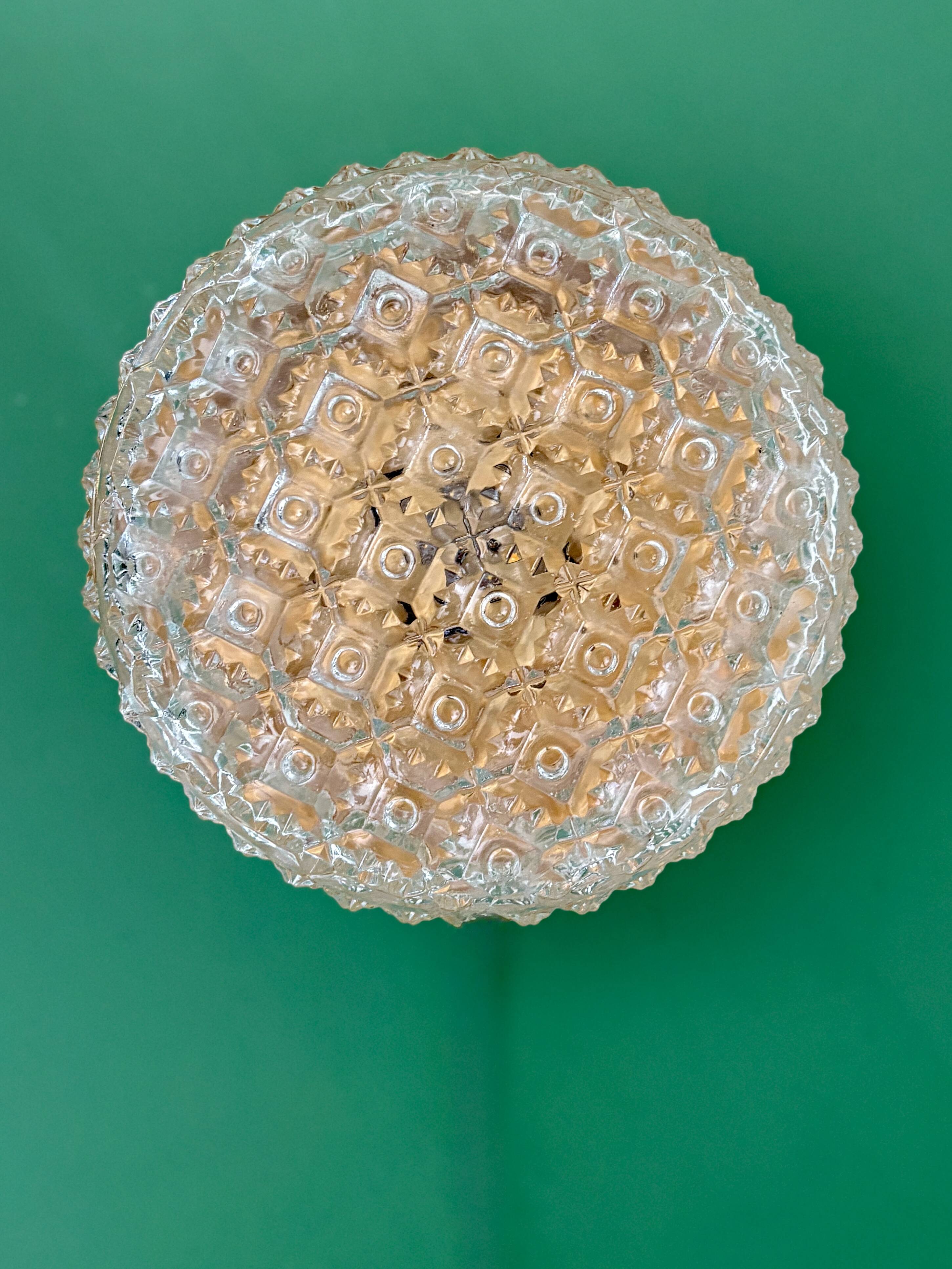 Applique ou plafonnier globe vintage en verre moulé