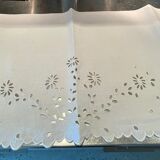 Linge ancien brodé Richelieu dessus commode  cheminée