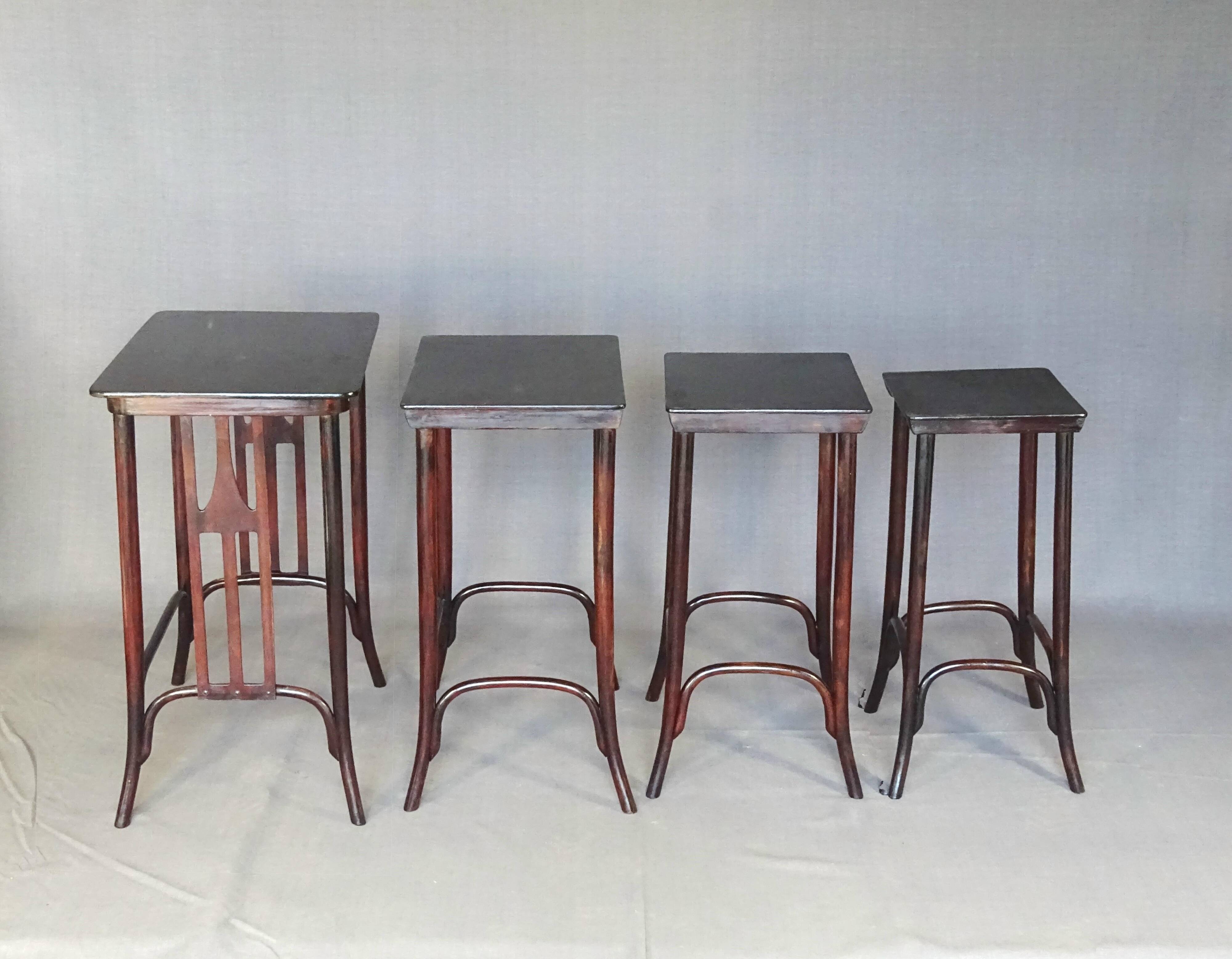 Set de 4 tables gigognes -958 a - par KOHN vers 1905, design Siegel- no Tho