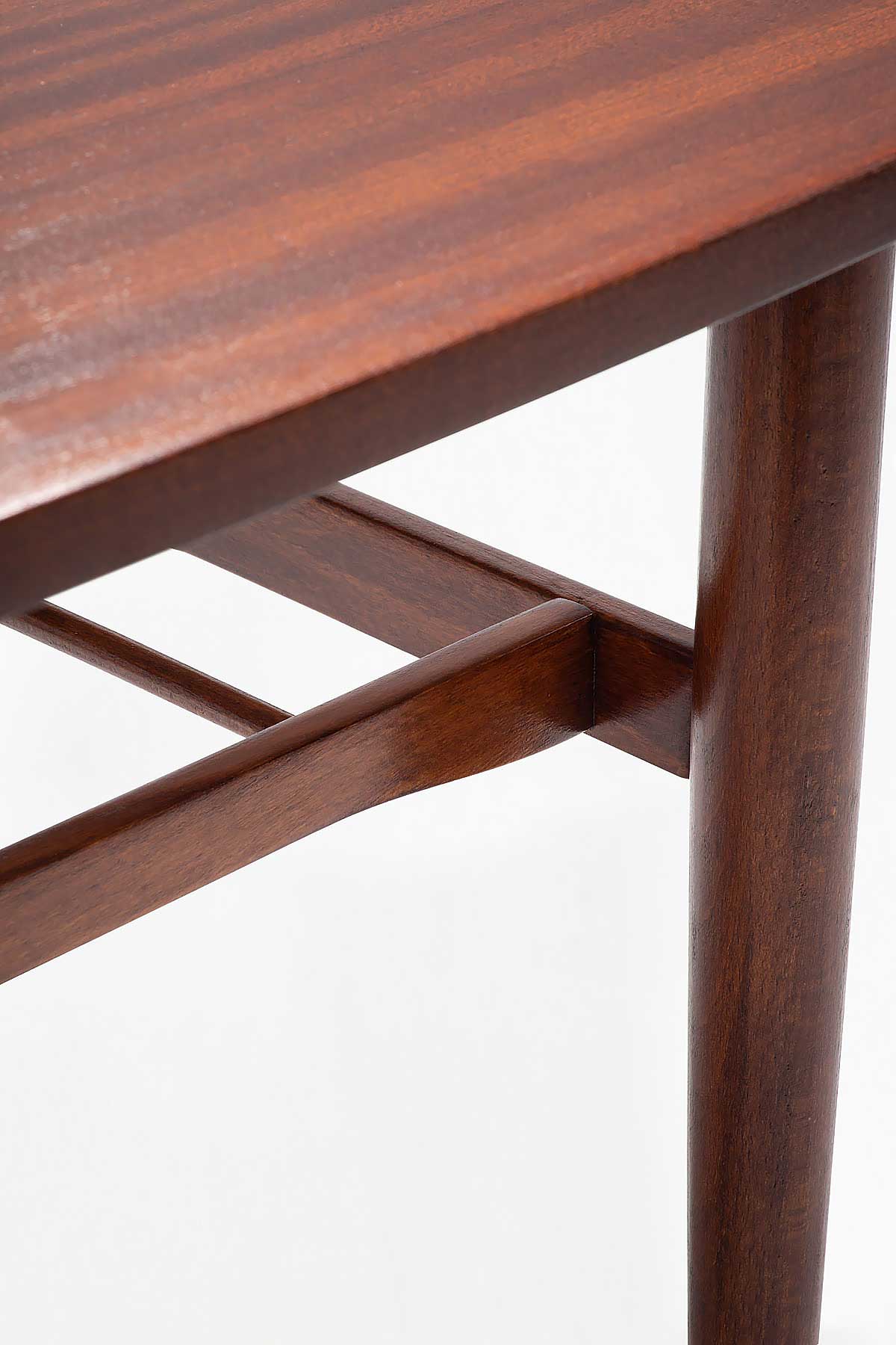 Coffee table with an openwork shelf