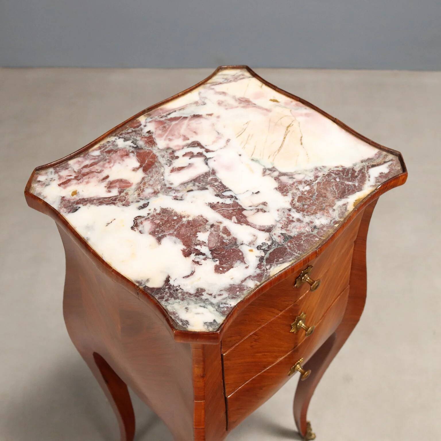 Table de chevet ancienne Louis XV en chêne plaqué bois de rose, XIXe siècle