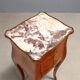 Table de chevet ancienne Louis XV en chêne plaqué bois de rose, XIXe siècle