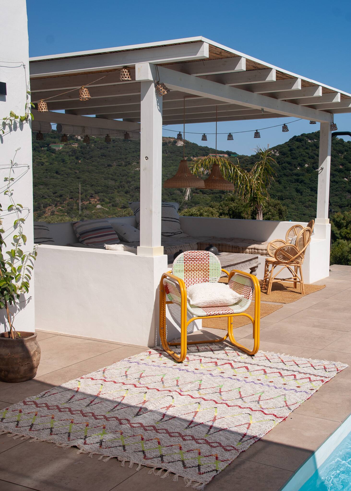 Reversible handmade rug made from recycled cotton