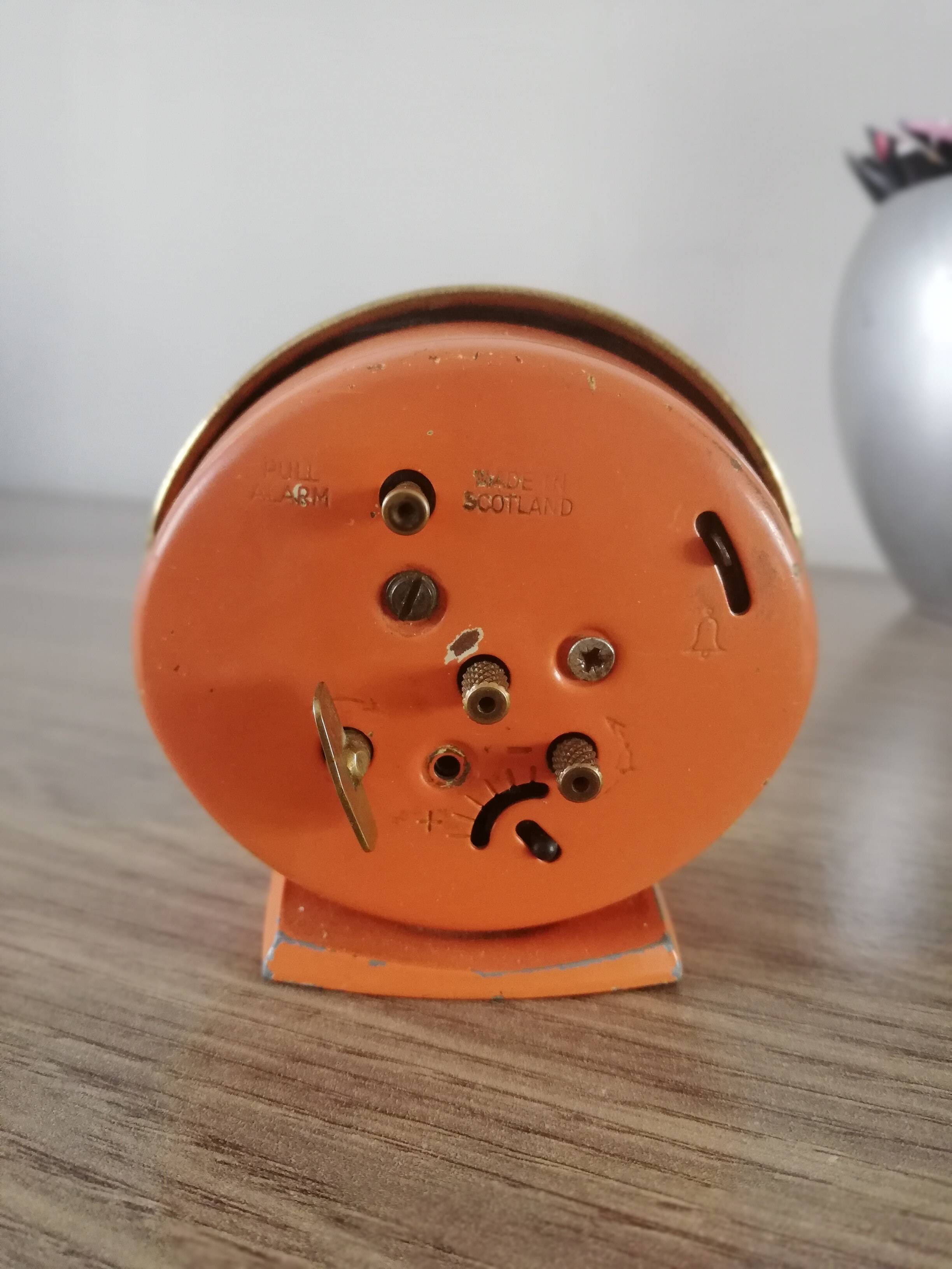 Réveil mécanique orange