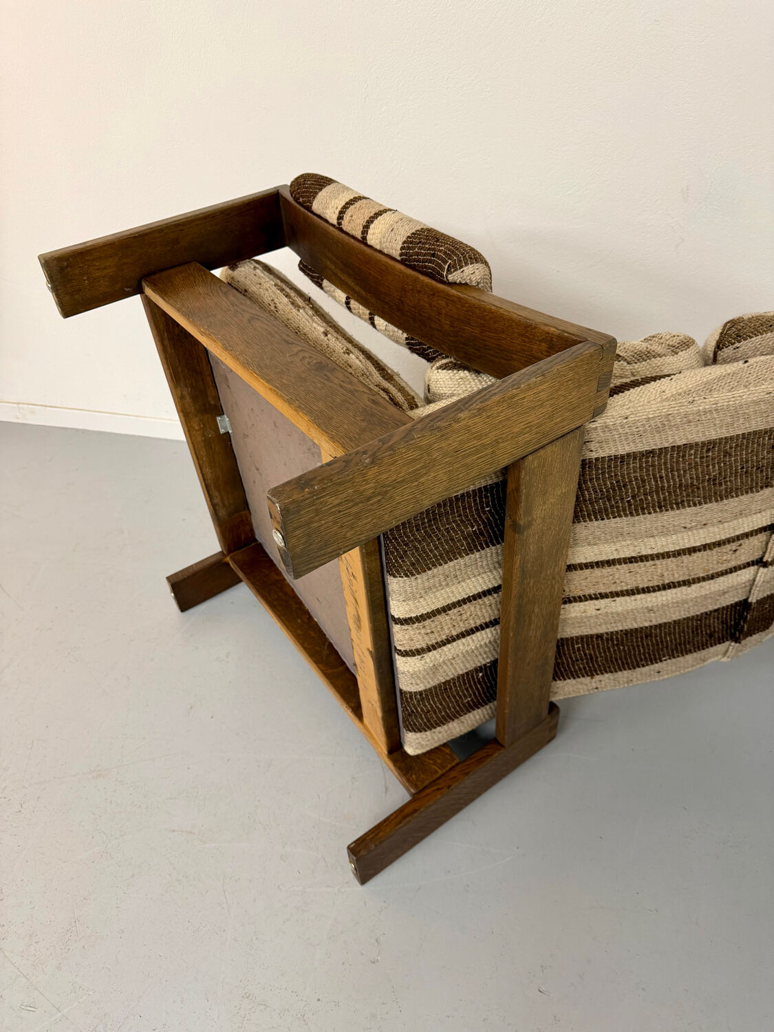 Vintage 1970s design armchair made of wood and fabric.