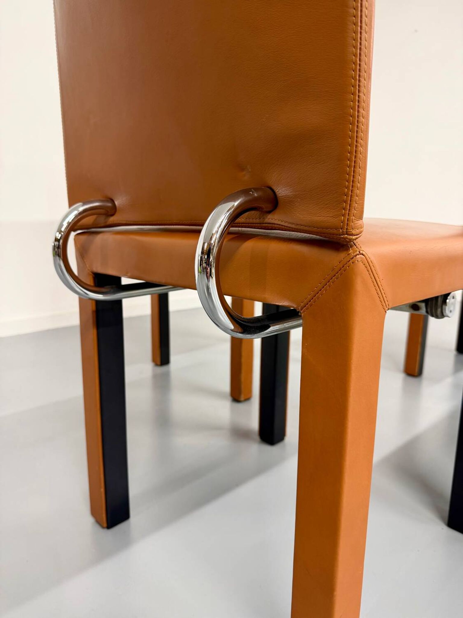 4 camel leather chairs, postmodern design by Paolo Piva for B&B Italia Arcadia.