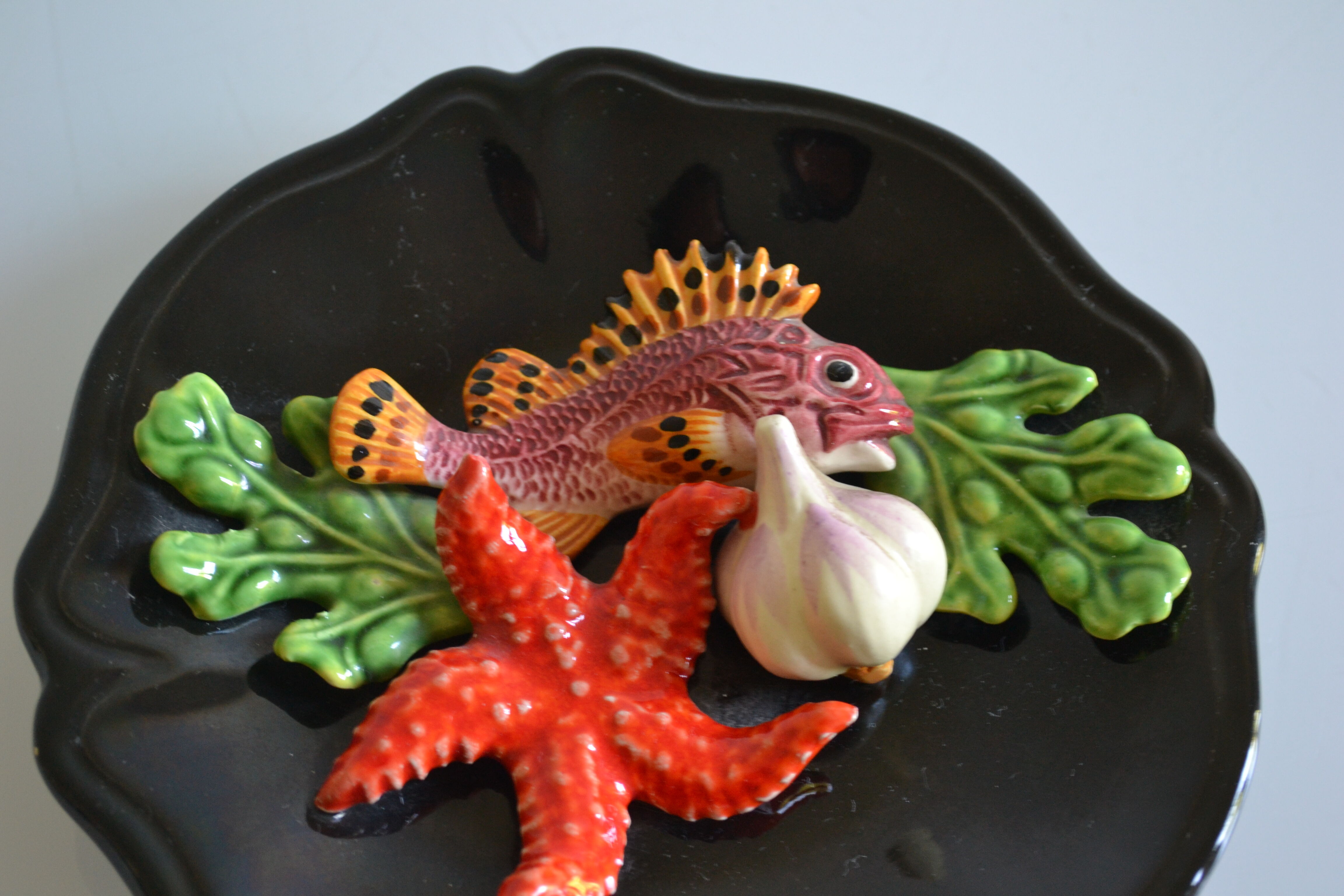 Assiette Vallauris 60's barbotine poisson